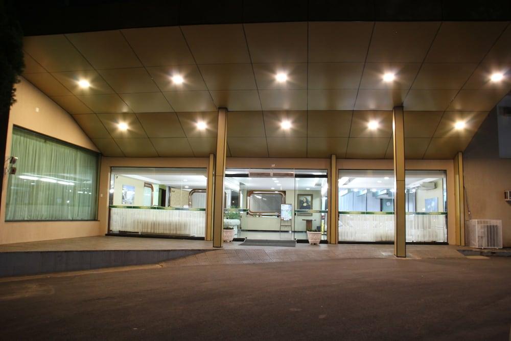 image-housing-carousel