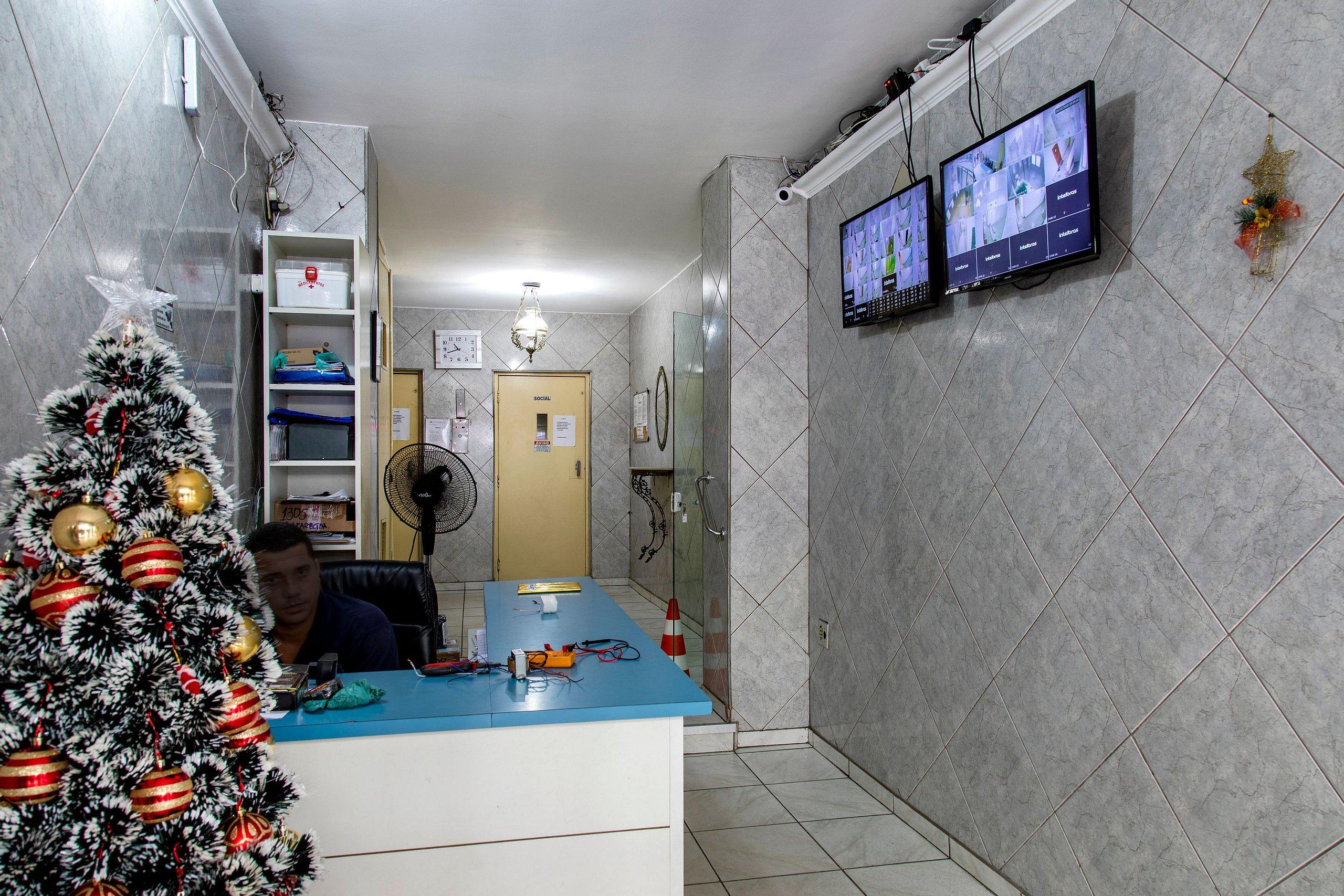 image-housing-carousel