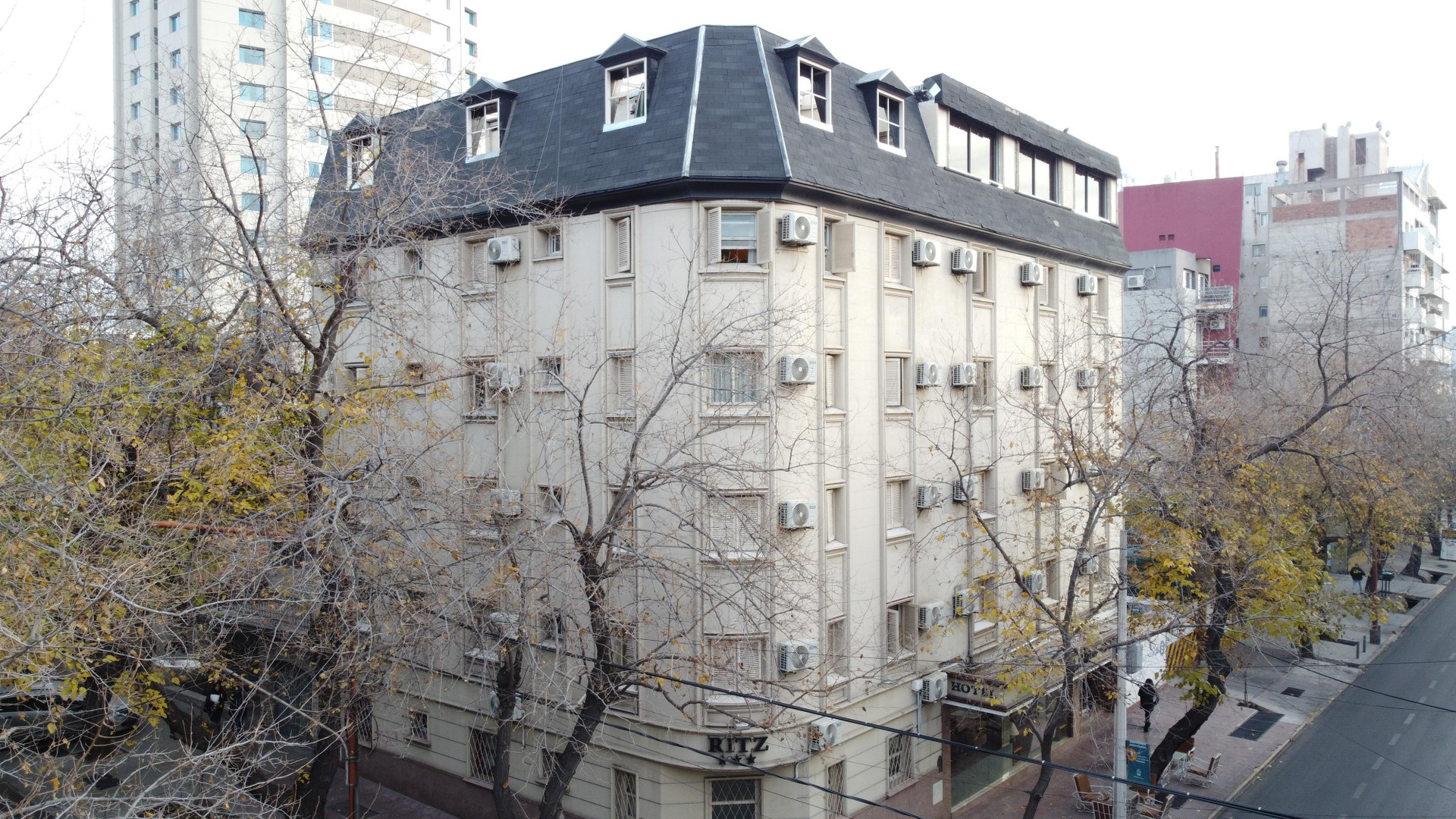 image-housing-carousel