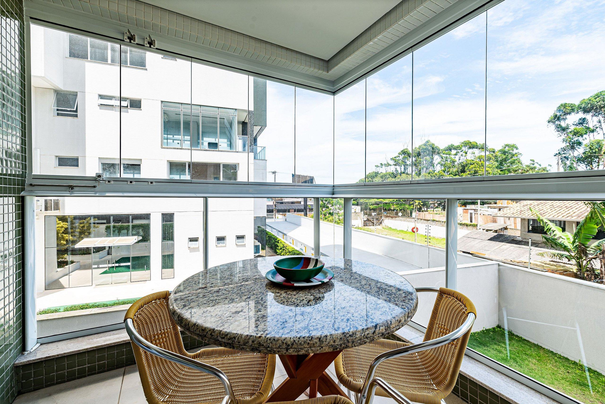 image-housing-carousel