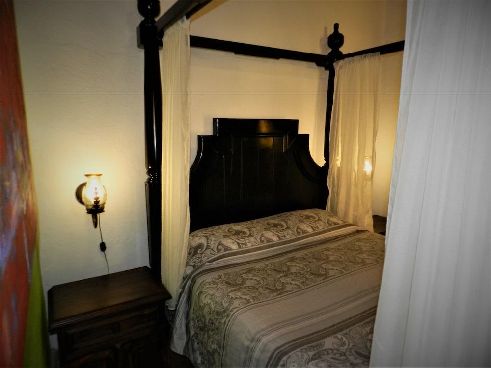 image-housing-carousel