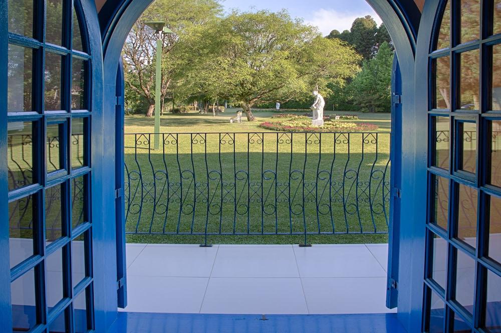 image-housing-carousel