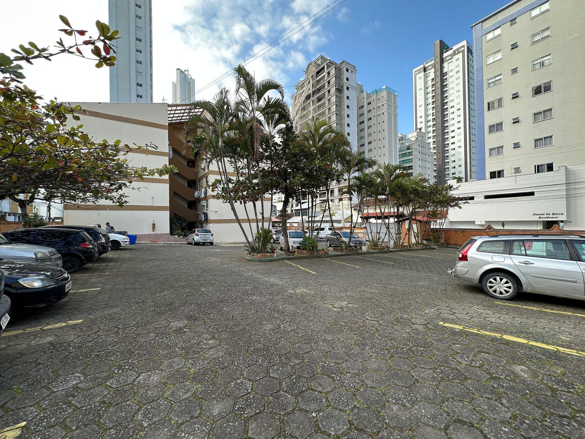image-housing-carousel