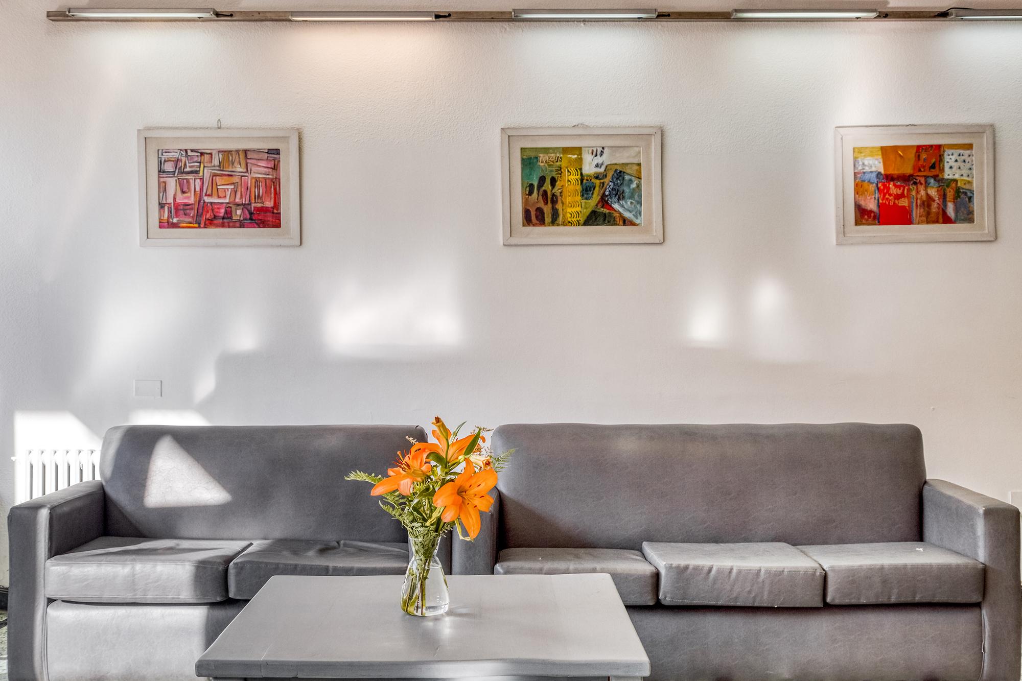 image-housing-carousel