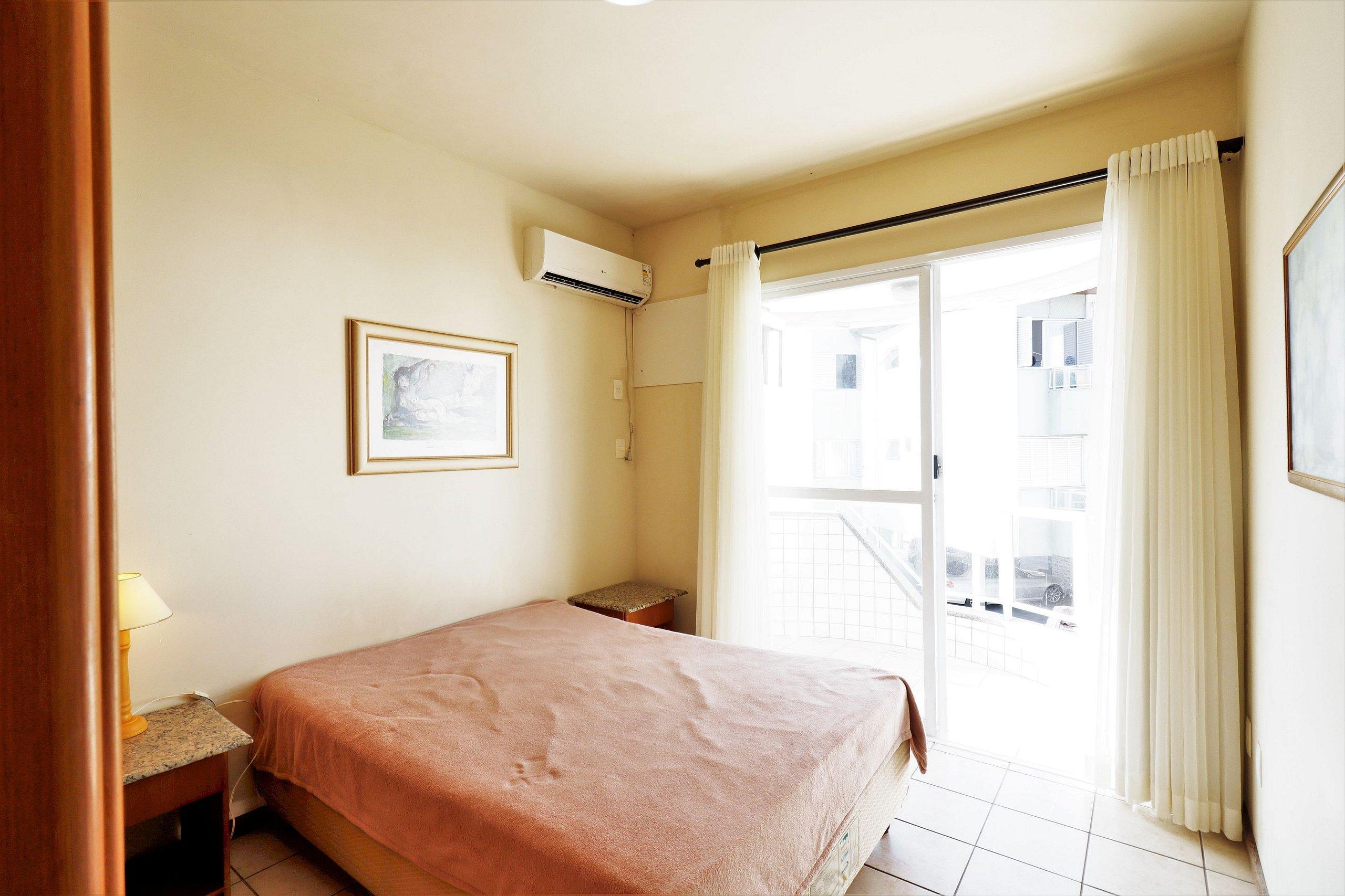 image-housing-carousel