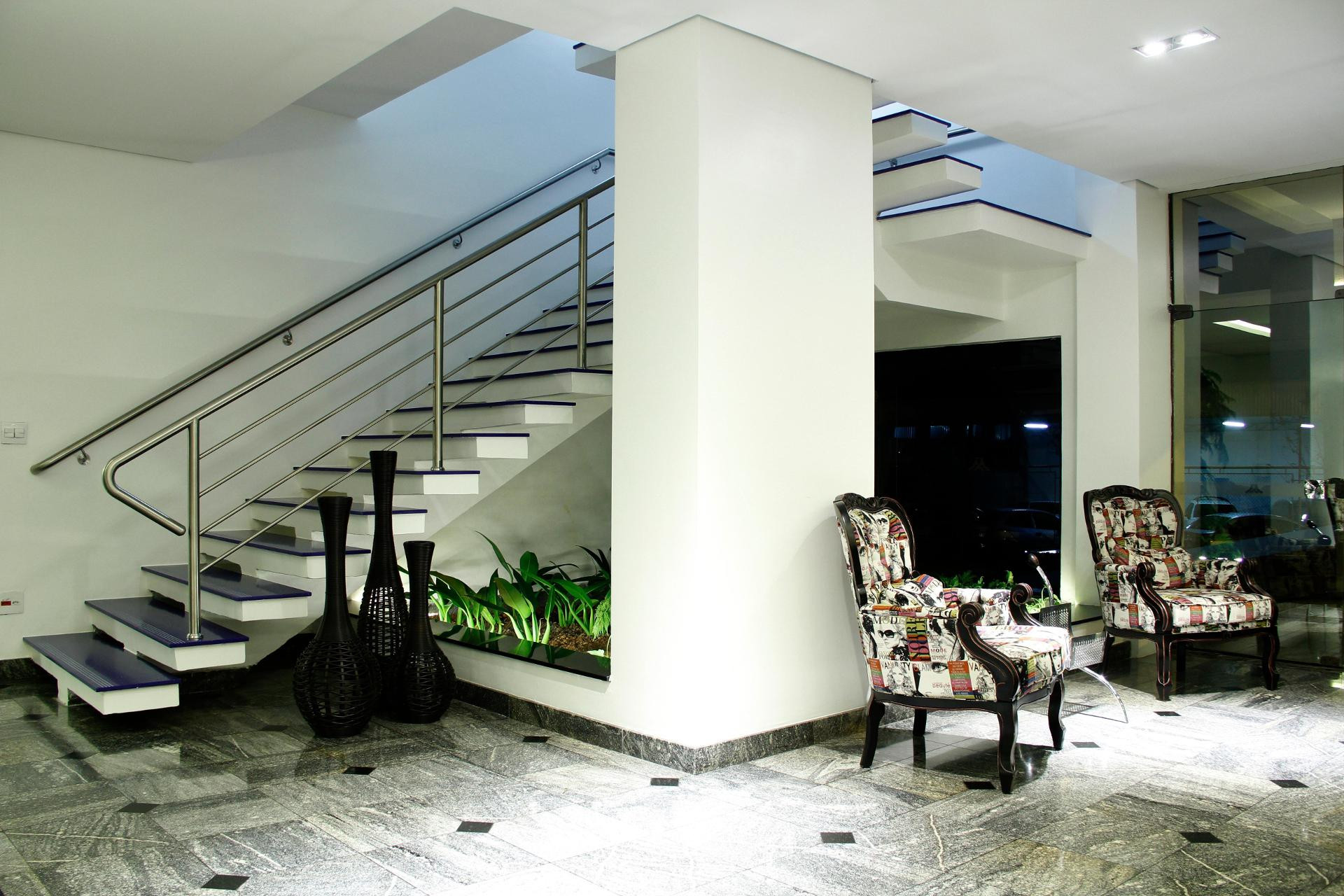 image-housing-carousel
