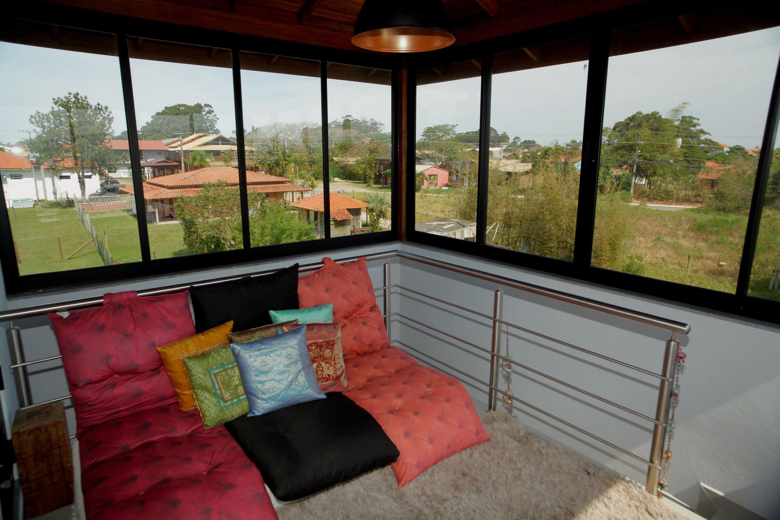 image-housing-carousel