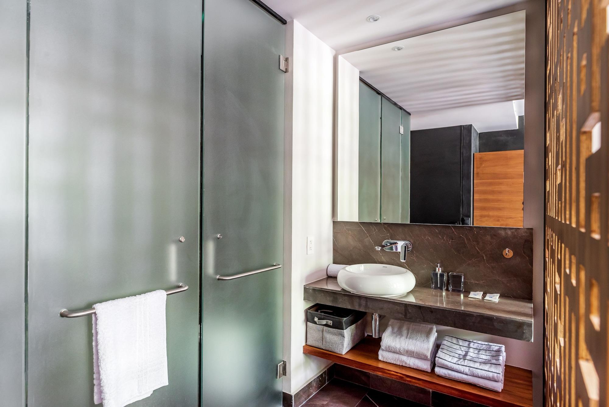Suite de lujo, 1 cama King size con sofá cama, piscina privada, en el área del patio