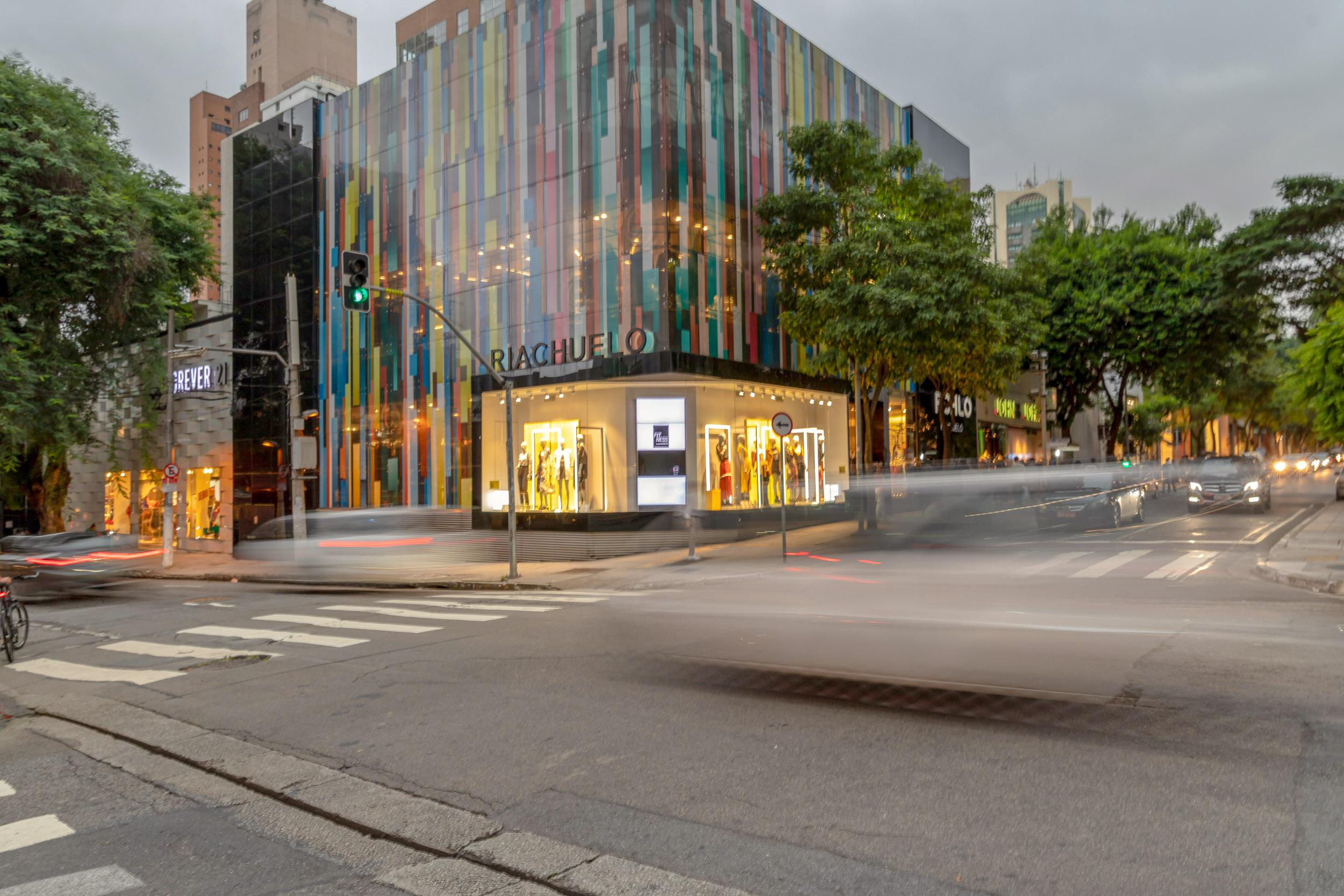image-housing-carousel