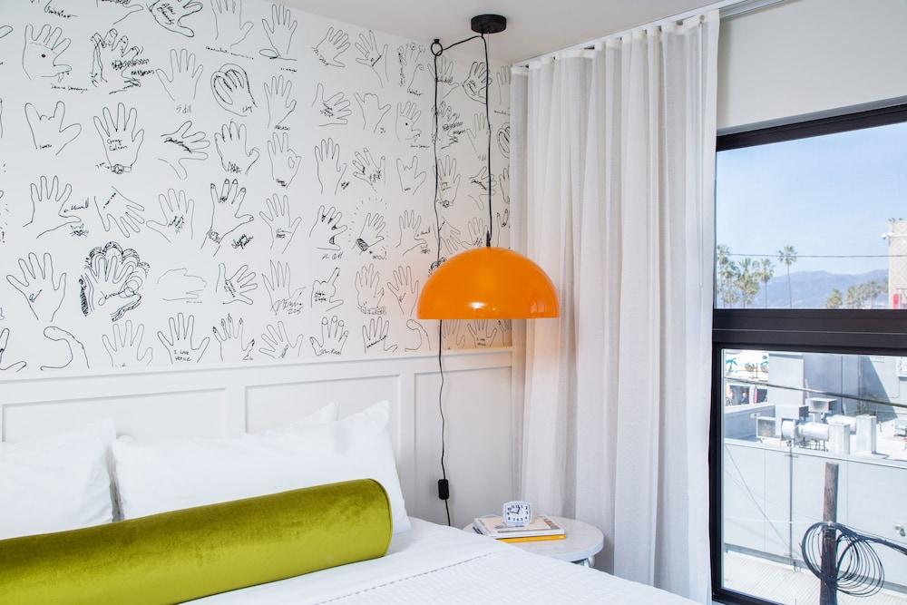 image-housing-carousel