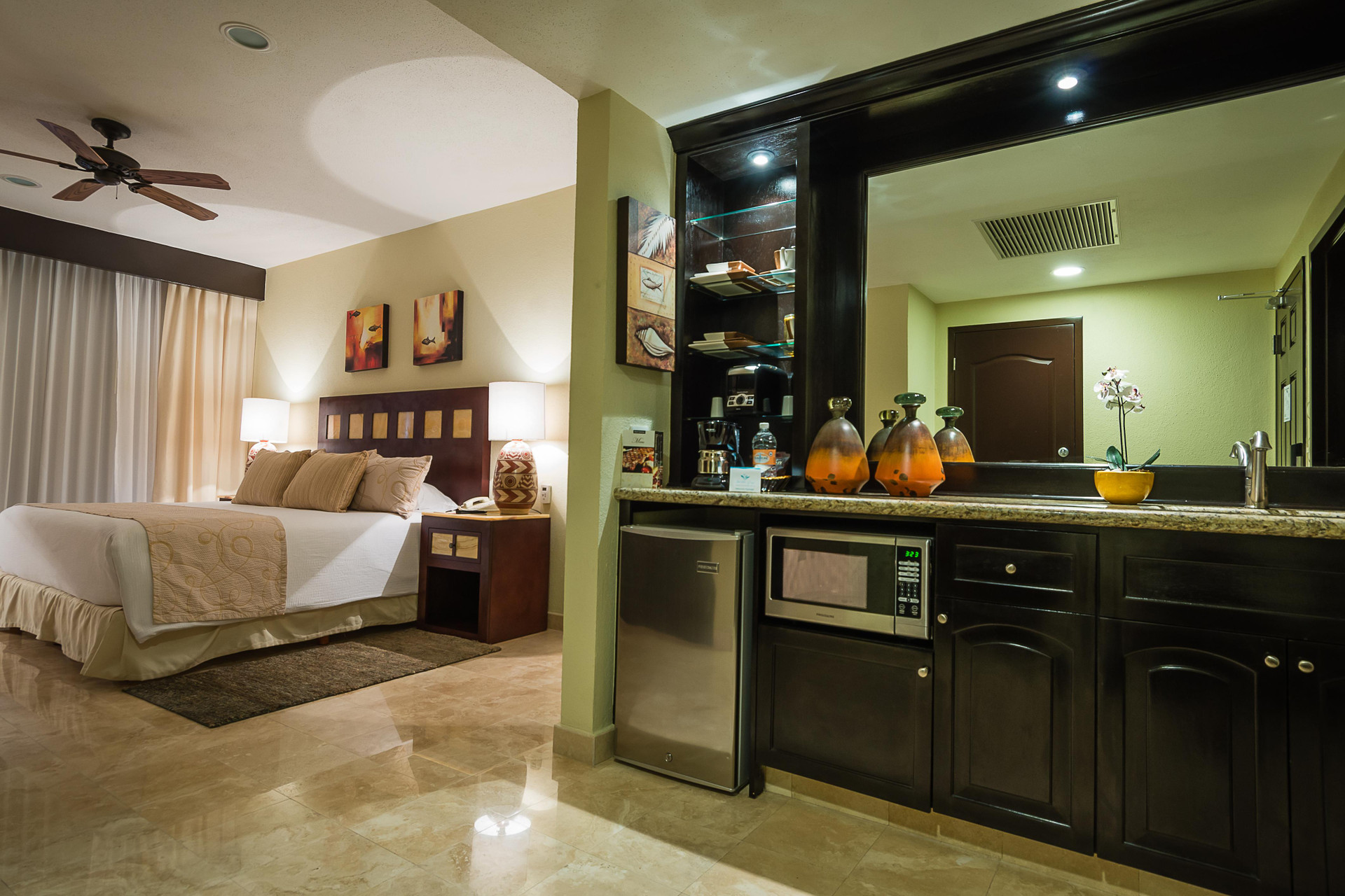 DELUXE OCEAN 2 QUEEN BEDS