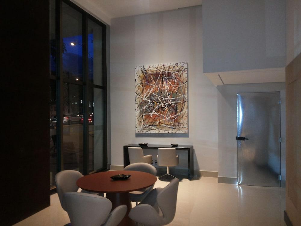 image-housing-carousel