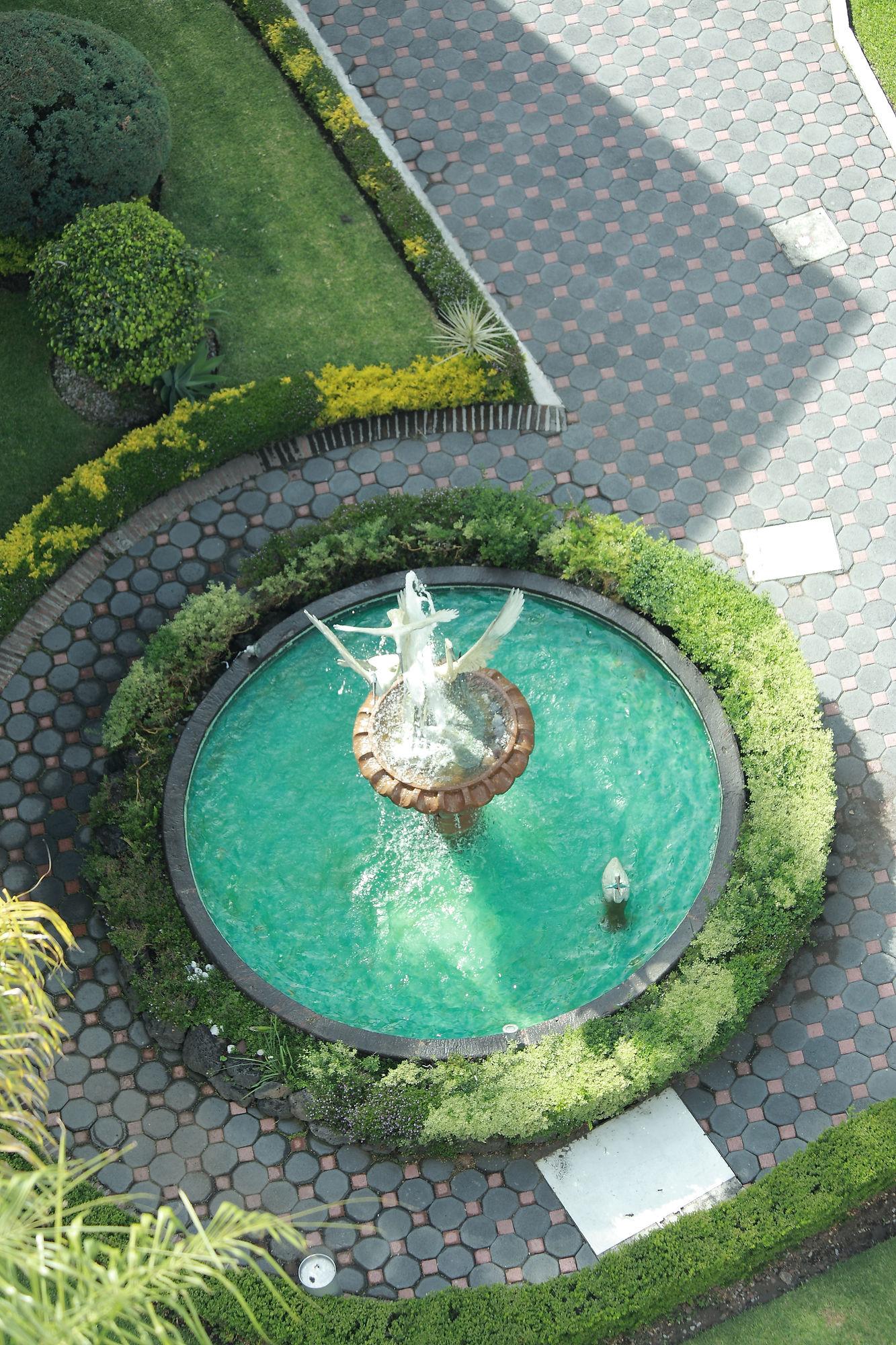 image-housing-carousel