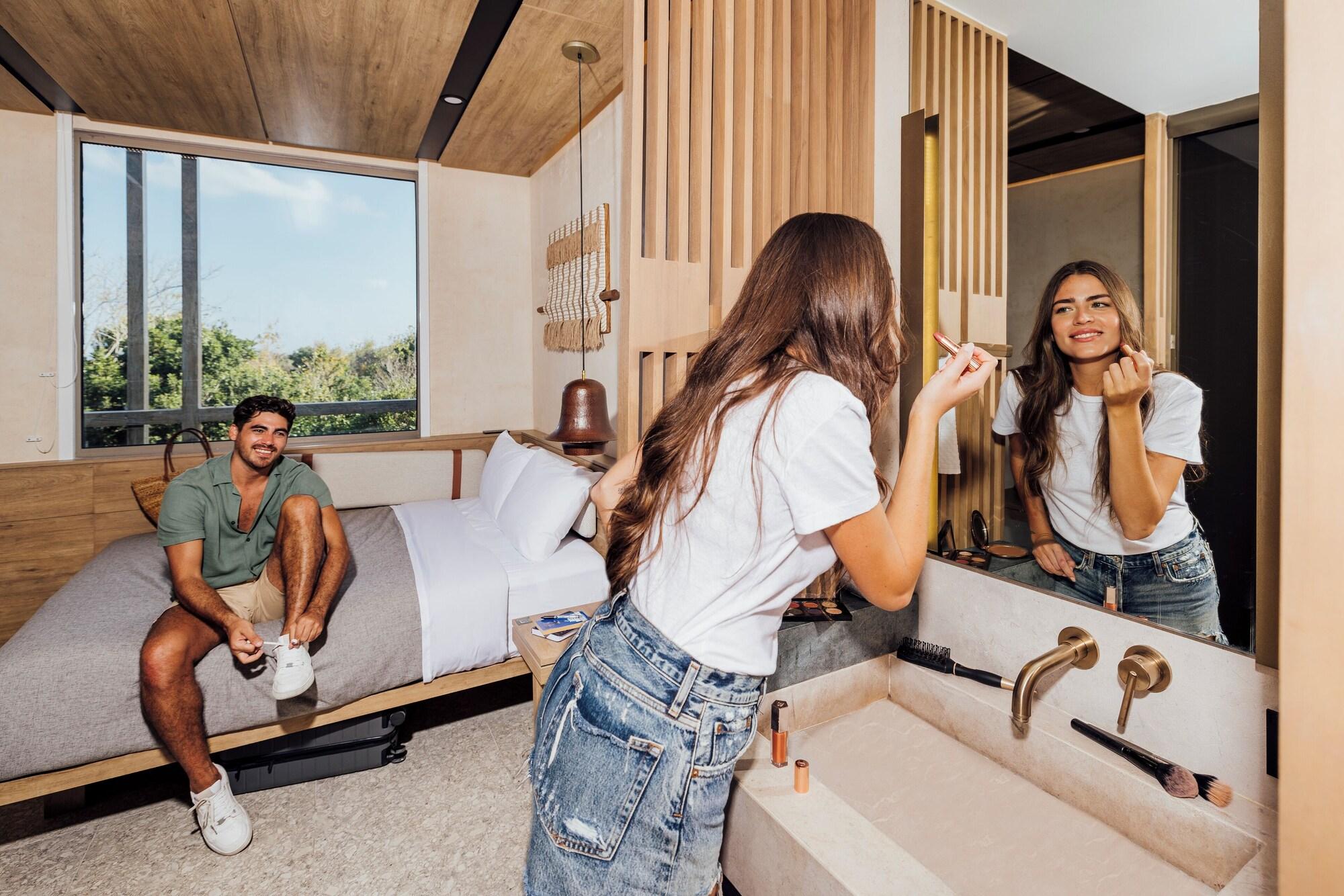 1 Queen bed Rooftop Level