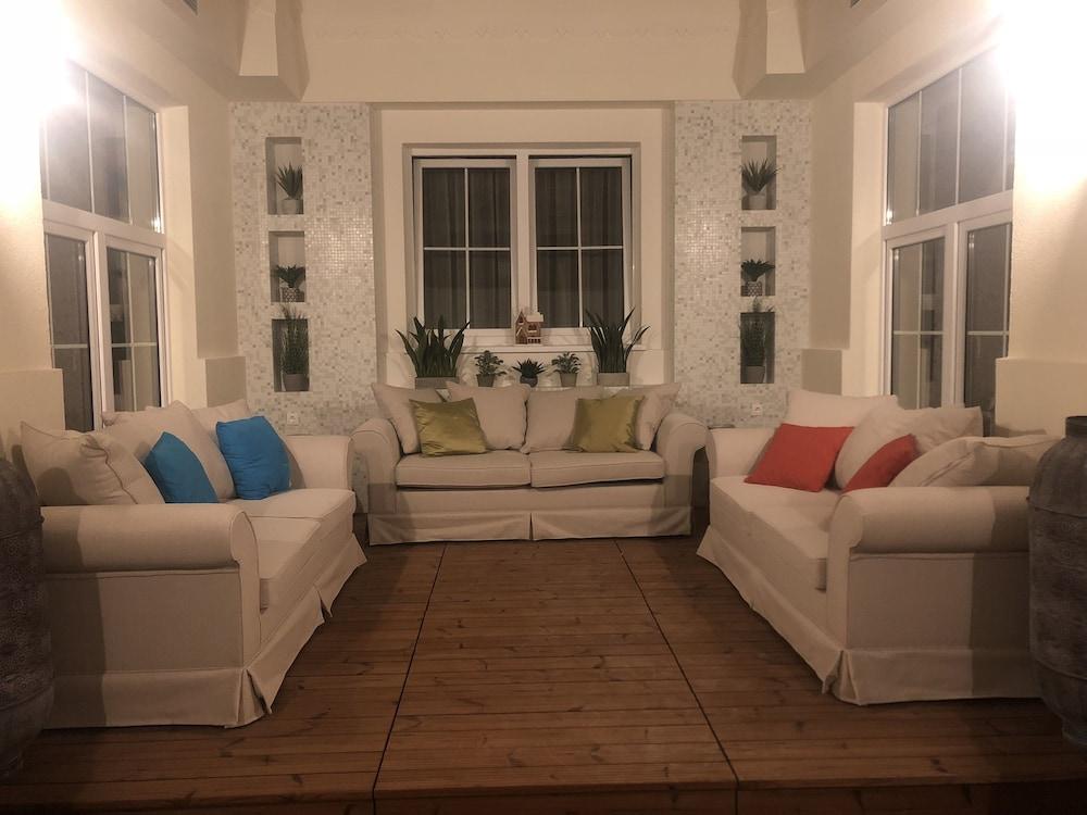 image-housing-carousel