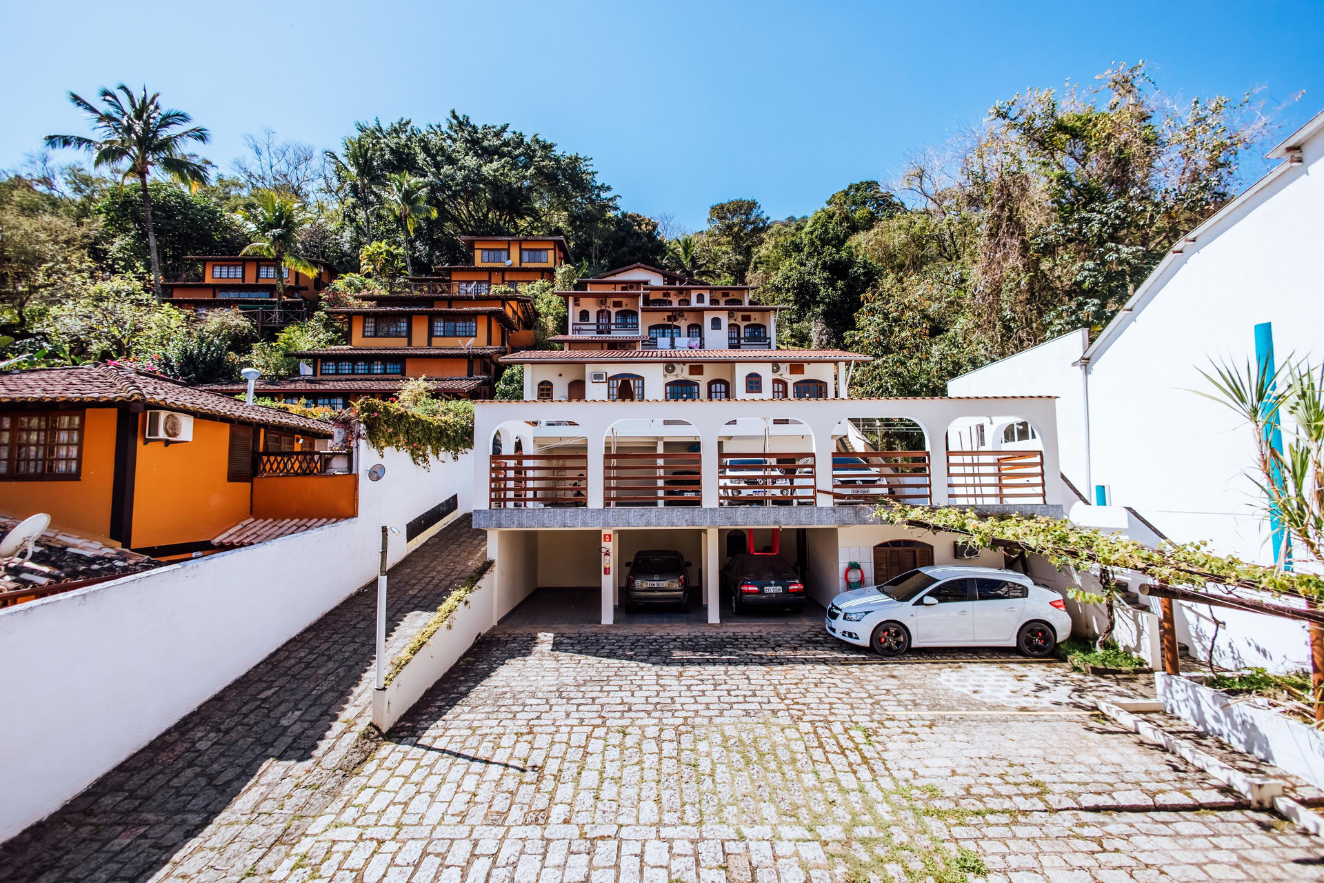 image-housing-carousel