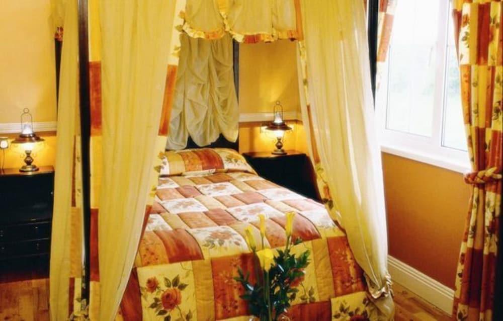 image-housing-carousel