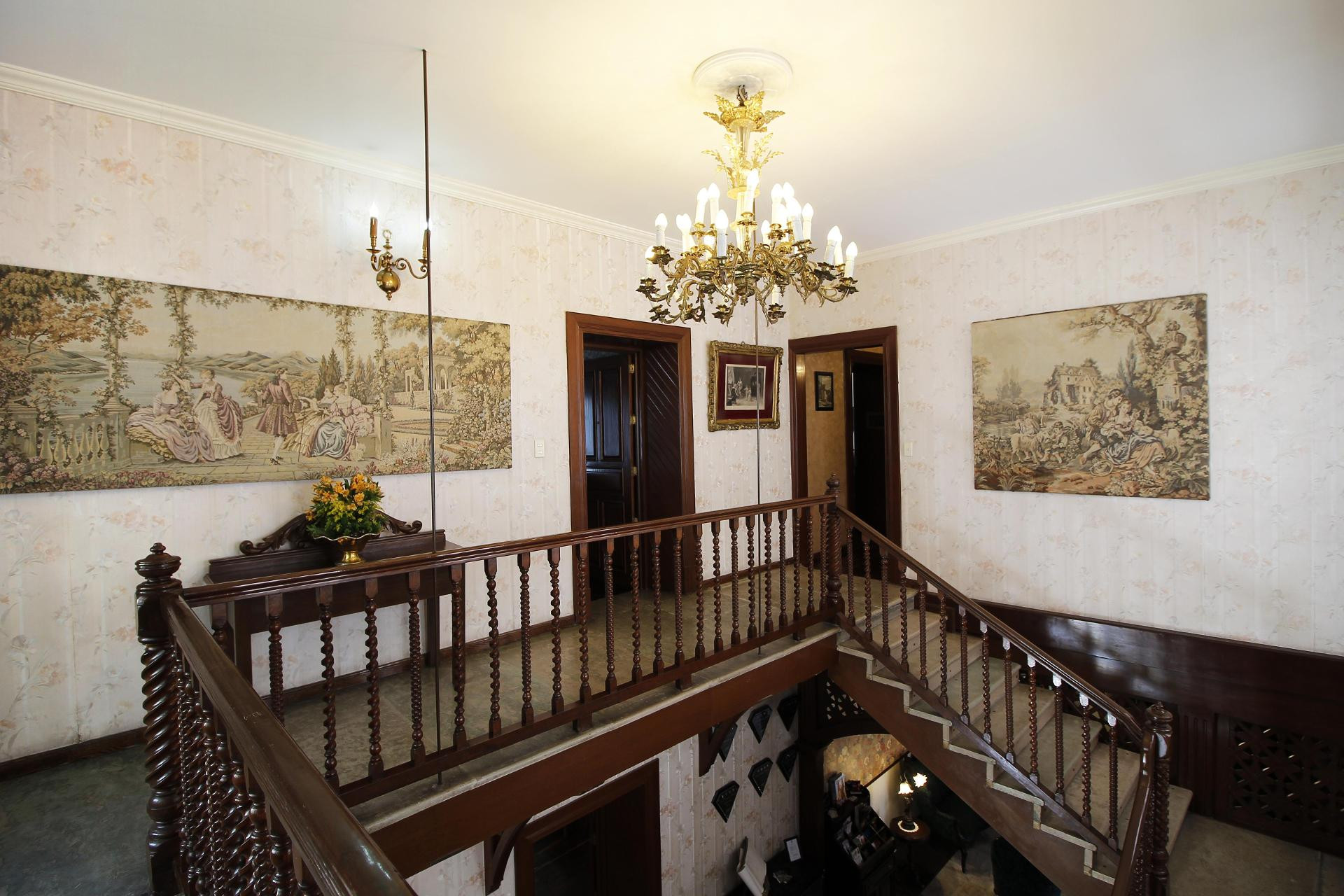 image-housing-carousel