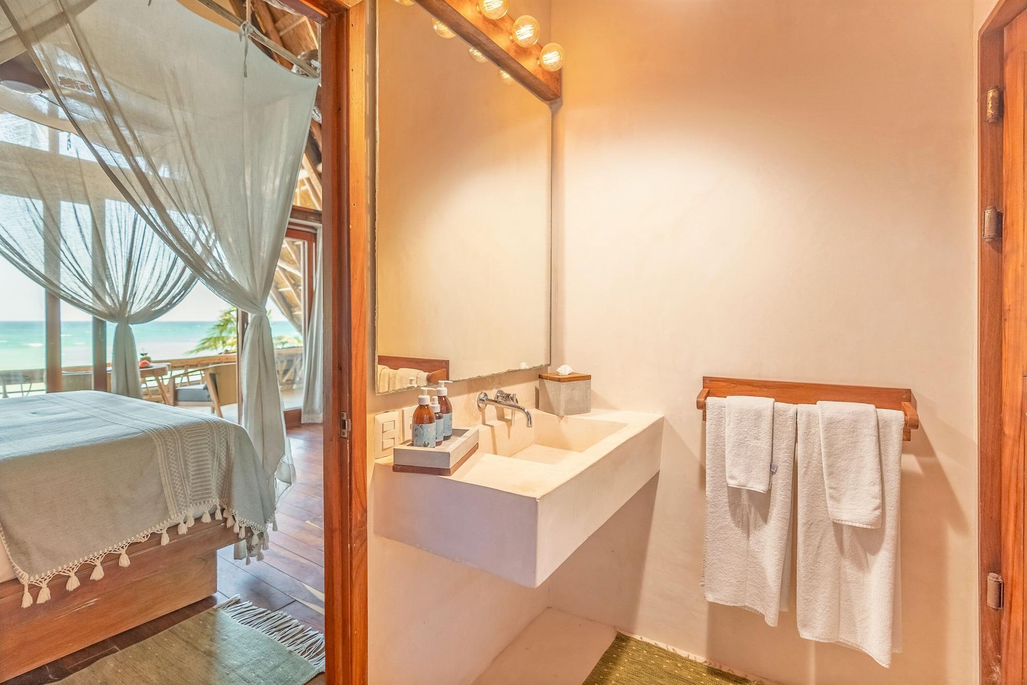 Master Suite Oceanfront Top level