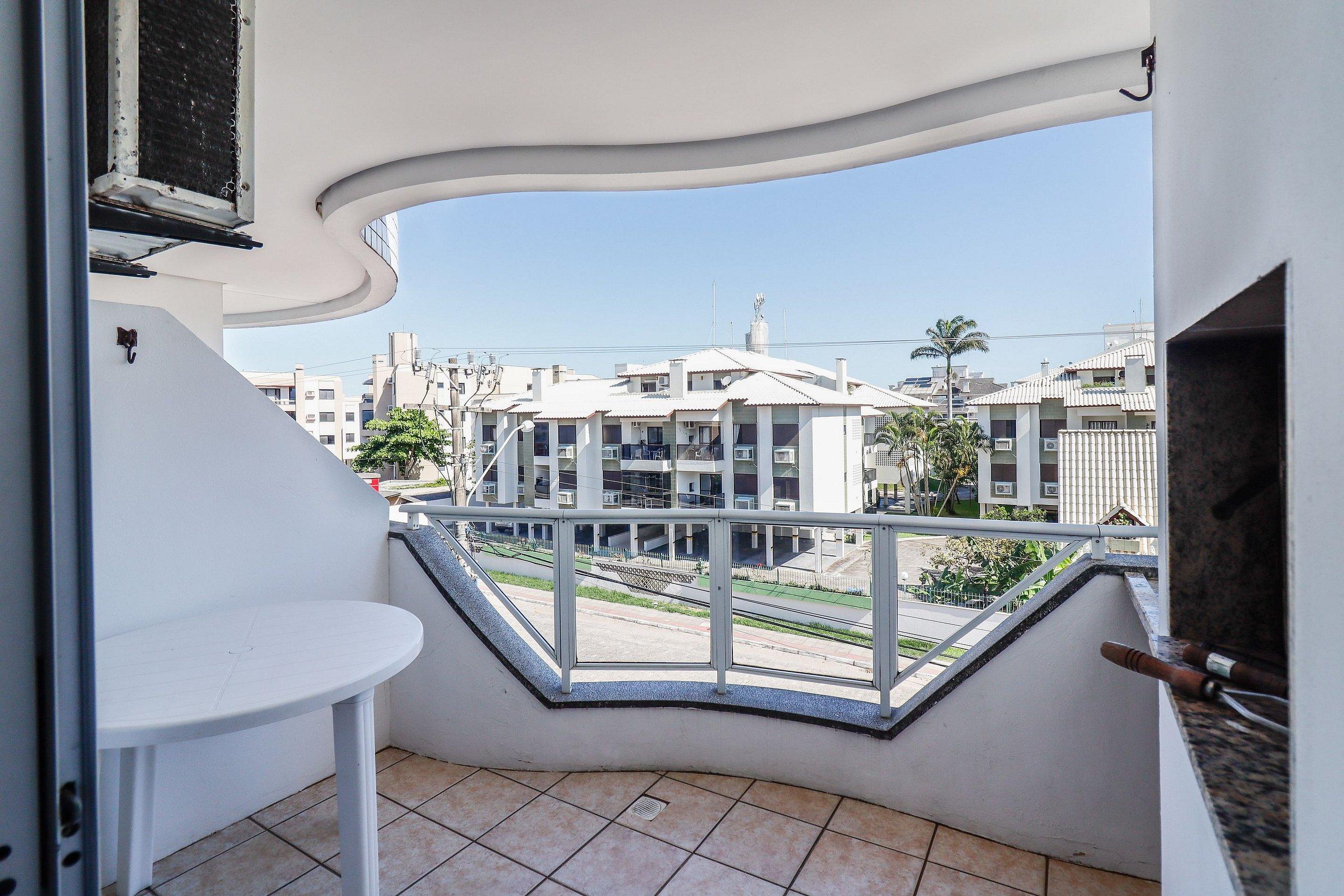 image-housing-carousel