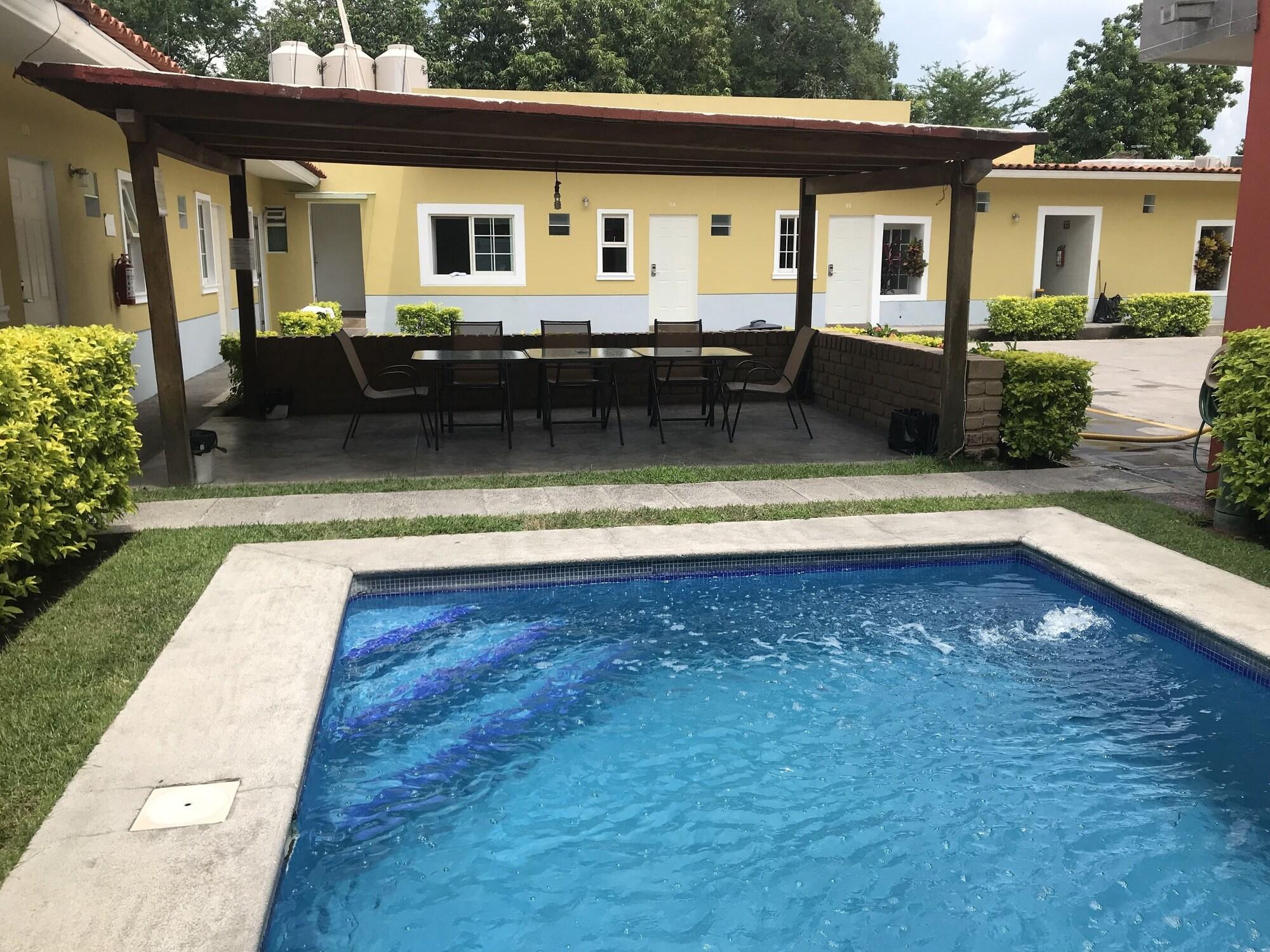 Hotel Montroi City 5