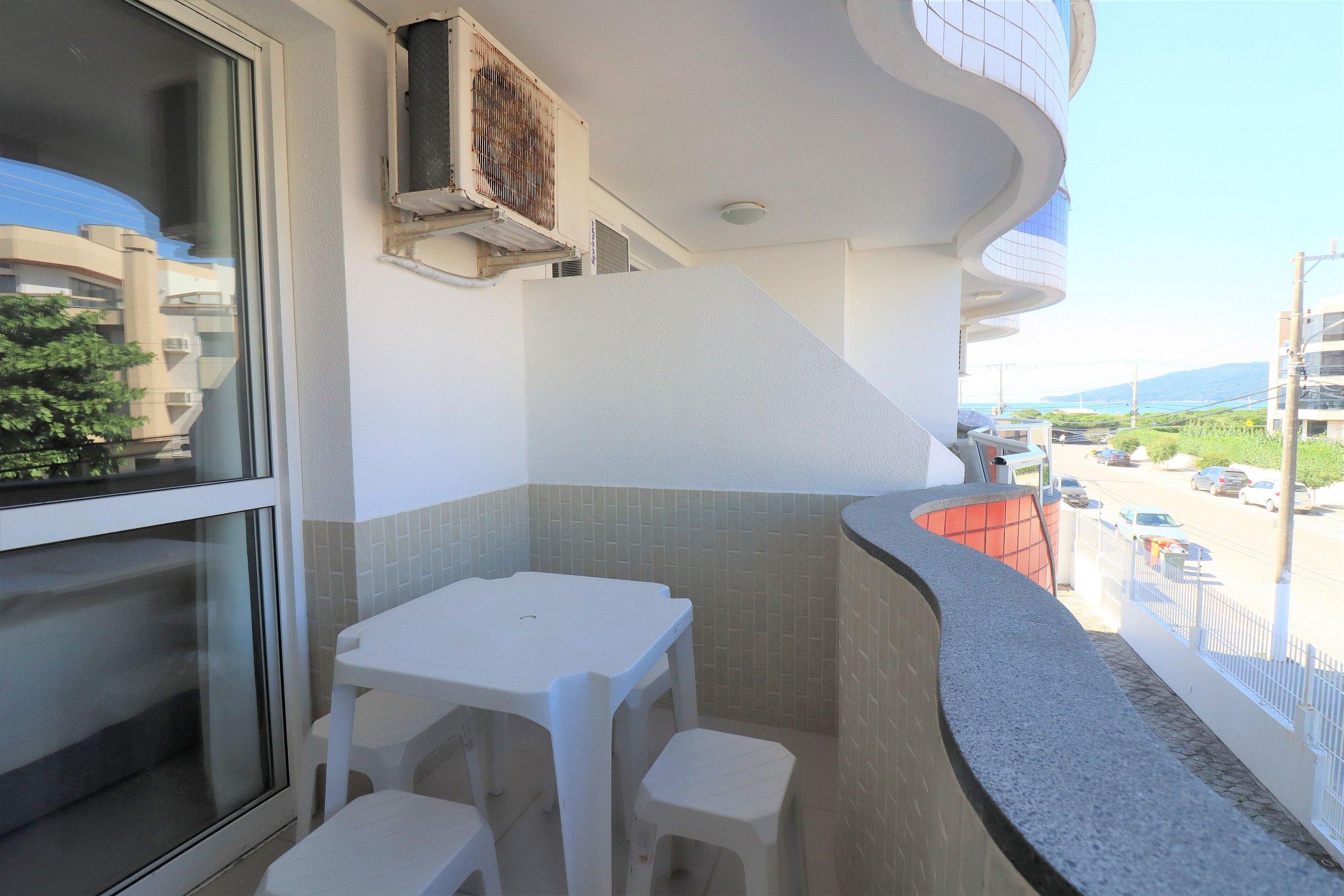 image-housing-carousel