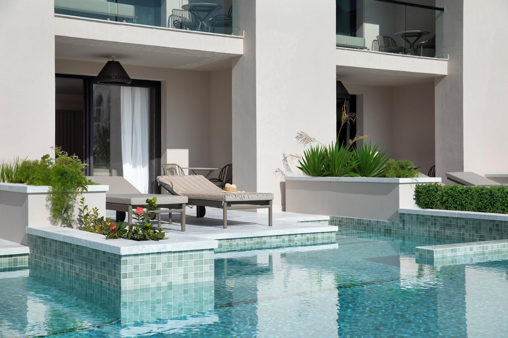 Junior Swim-Up Suite Pool View