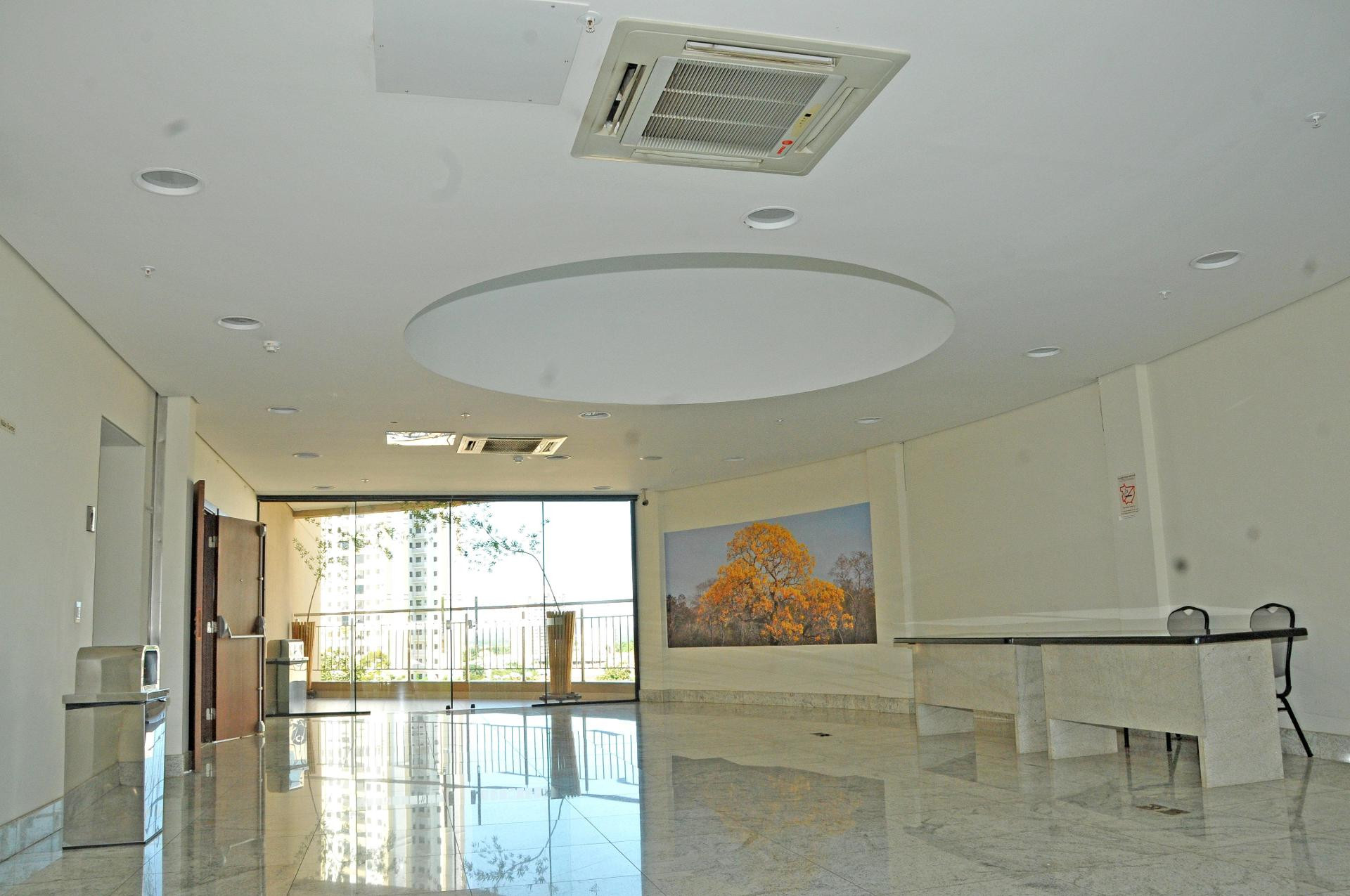 image-housing-carousel