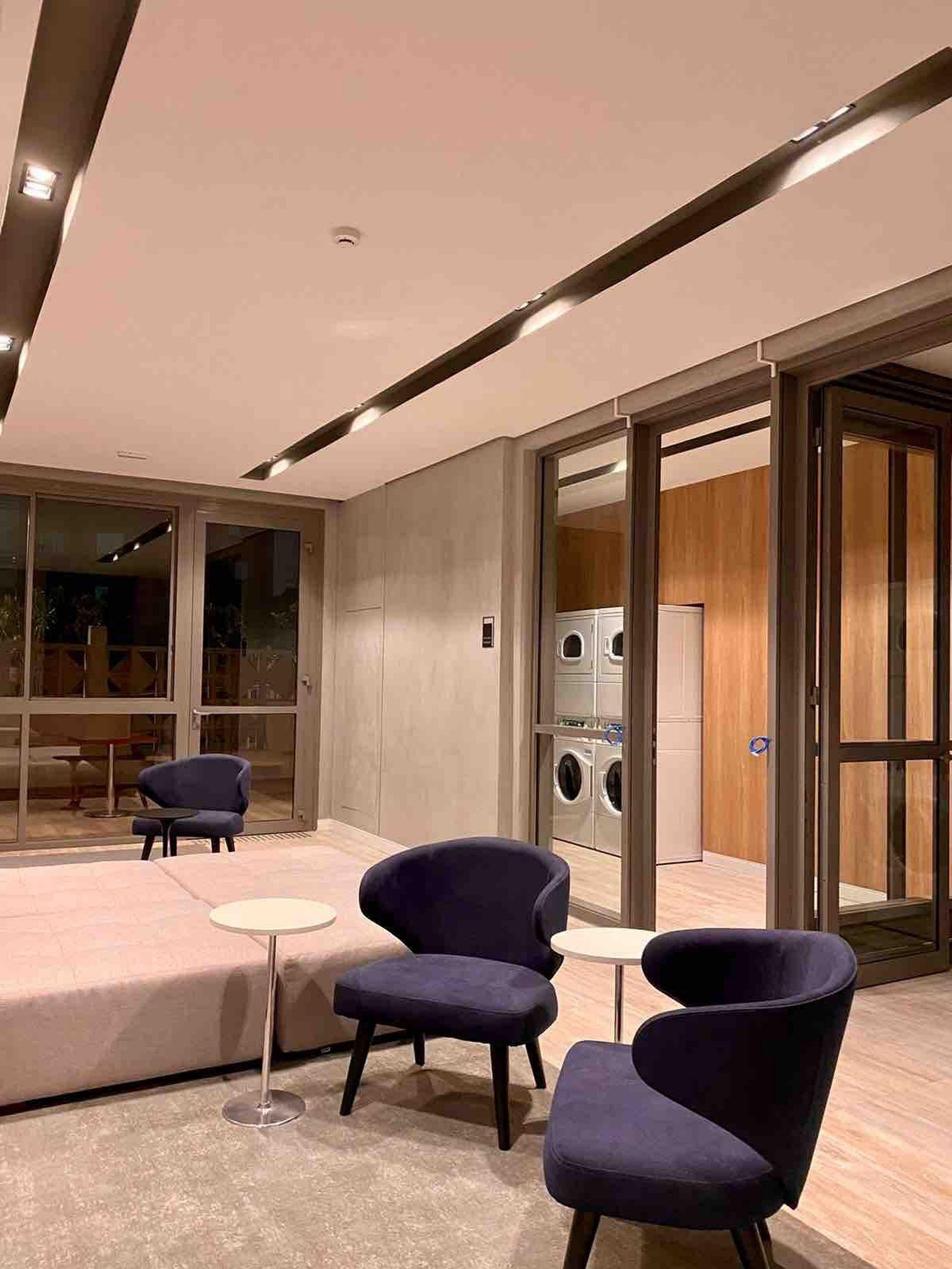 image-housing-carousel