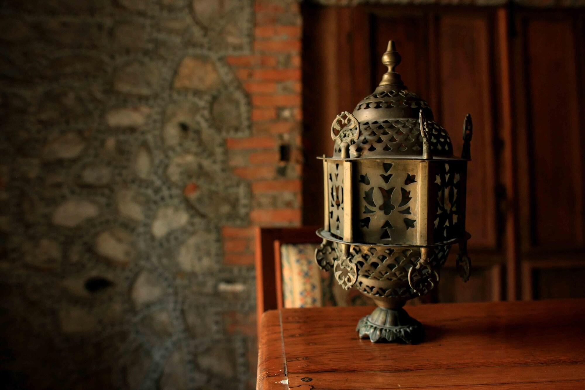 image-housing-carousel