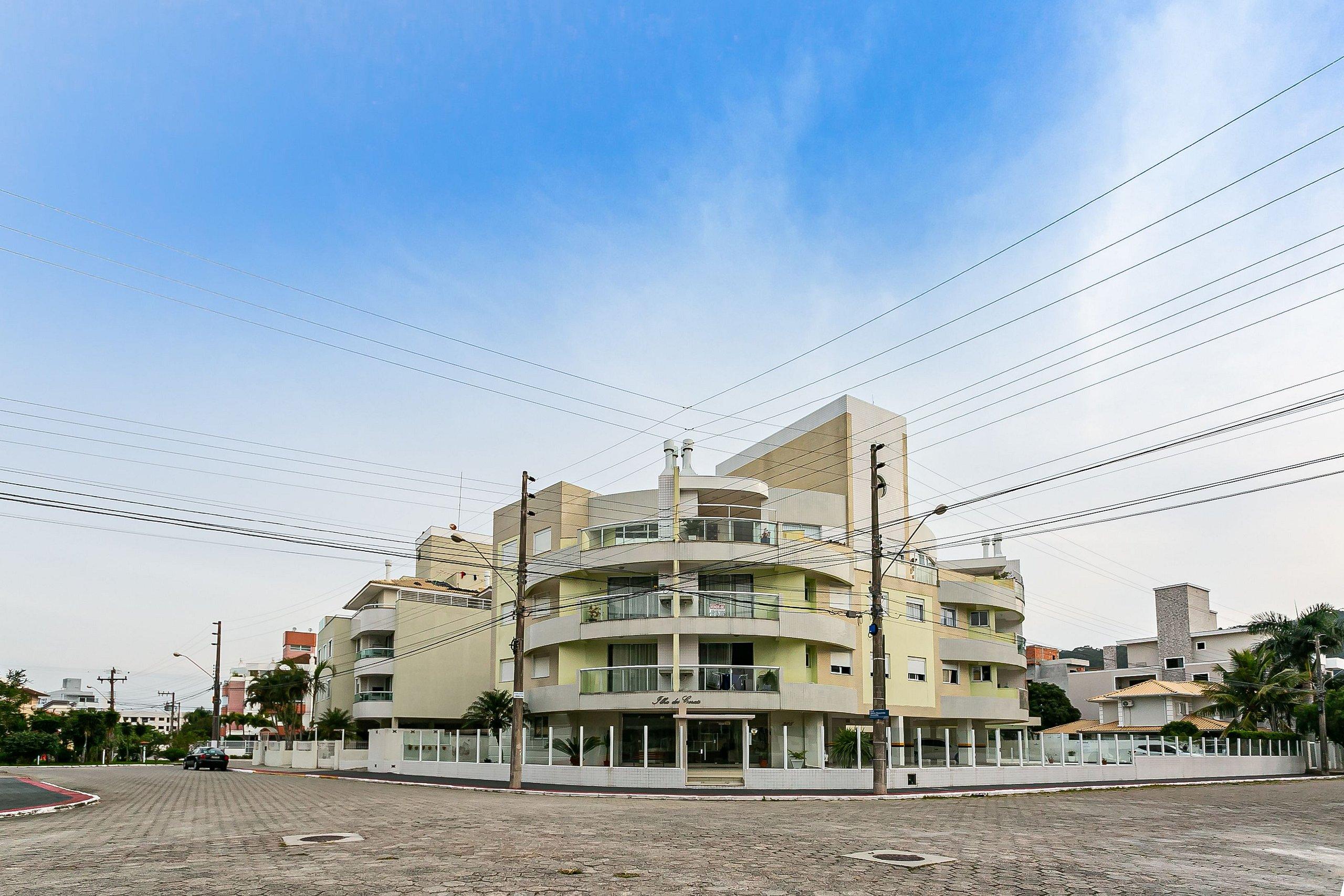image-housing-carousel