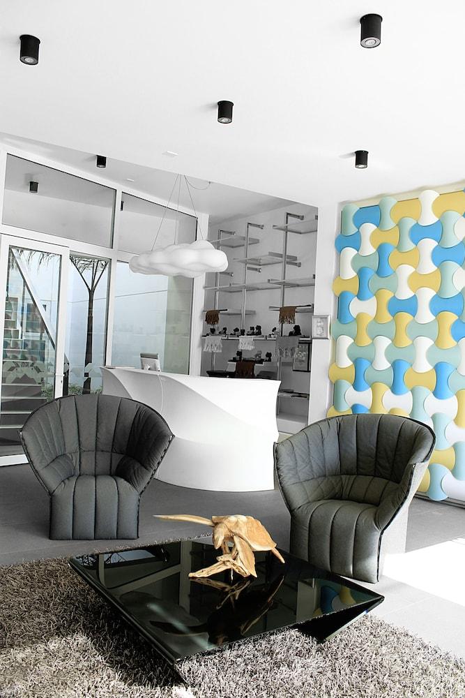 image-housing-carousel