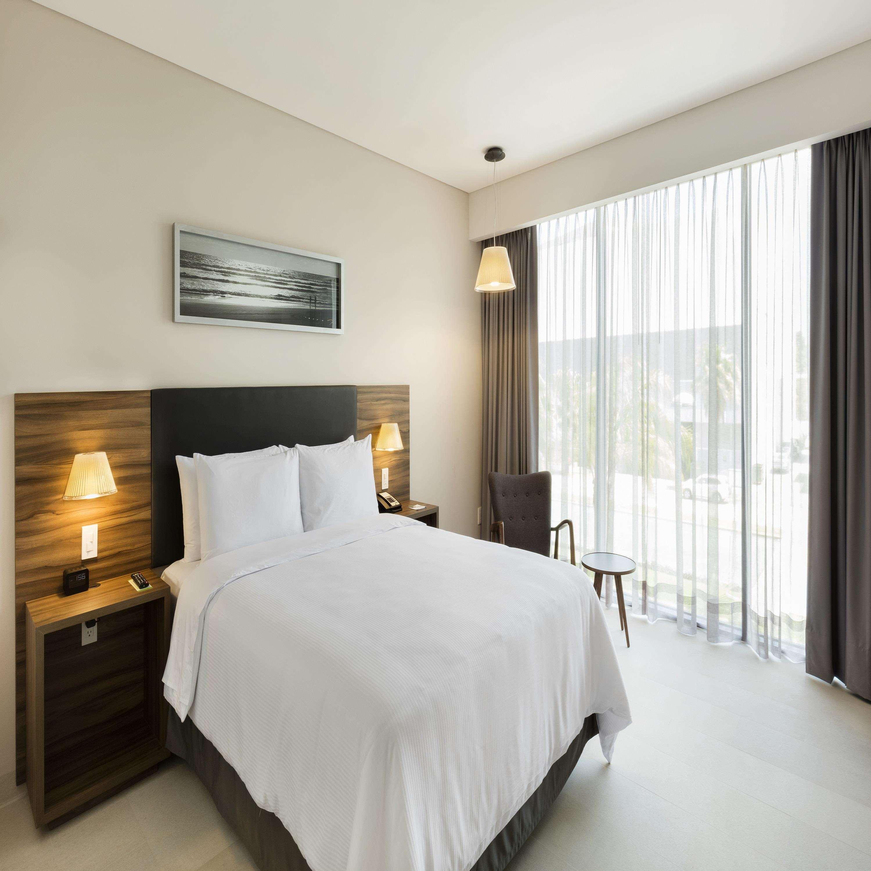 Queen Room W/ Mini Fridge Non Smoking
