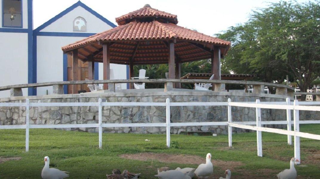image-housing-carousel