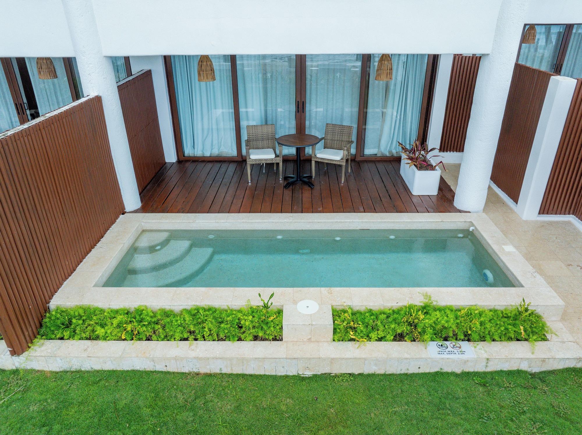 Beachfront Swim Up Suite