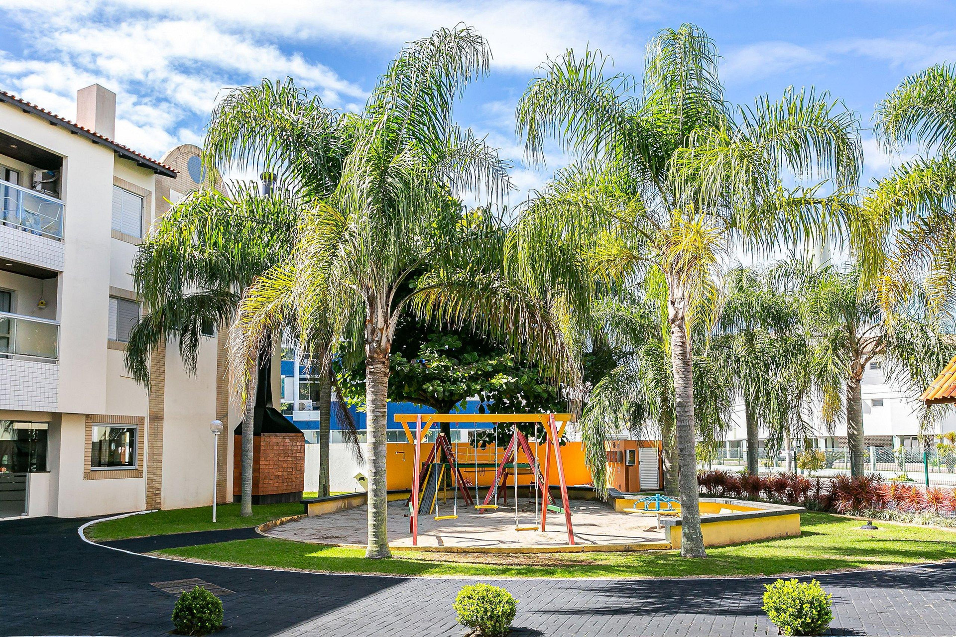 image-housing-carousel