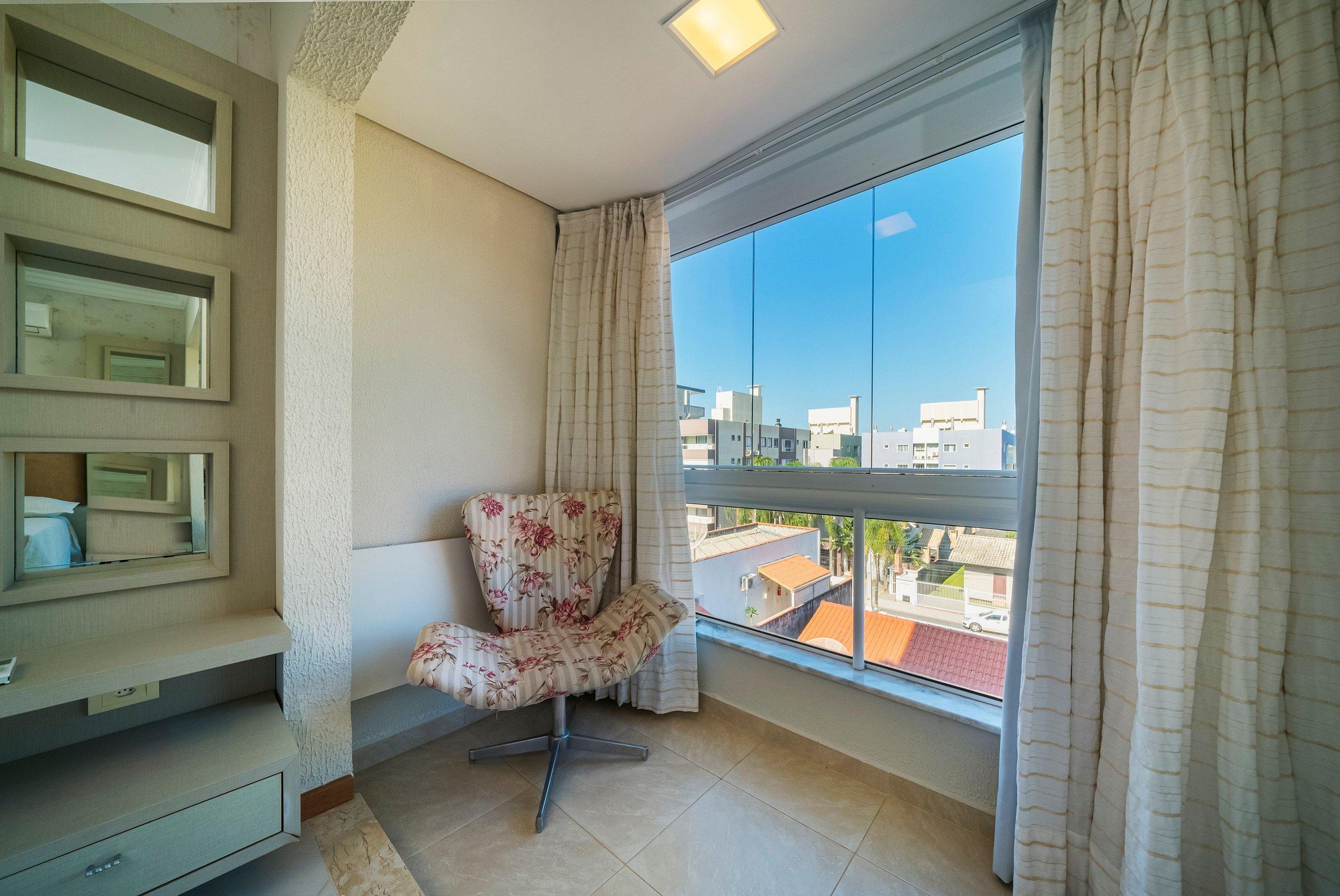 image-housing-carousel