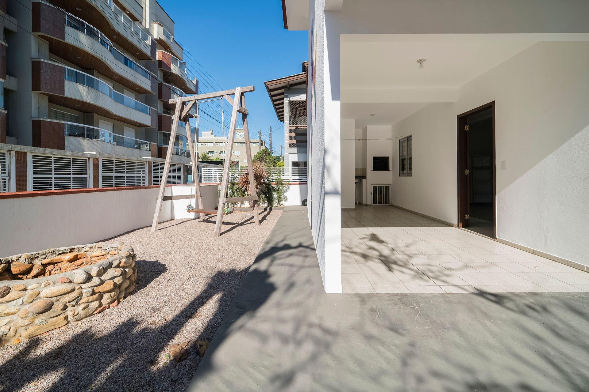 image-housing-carousel