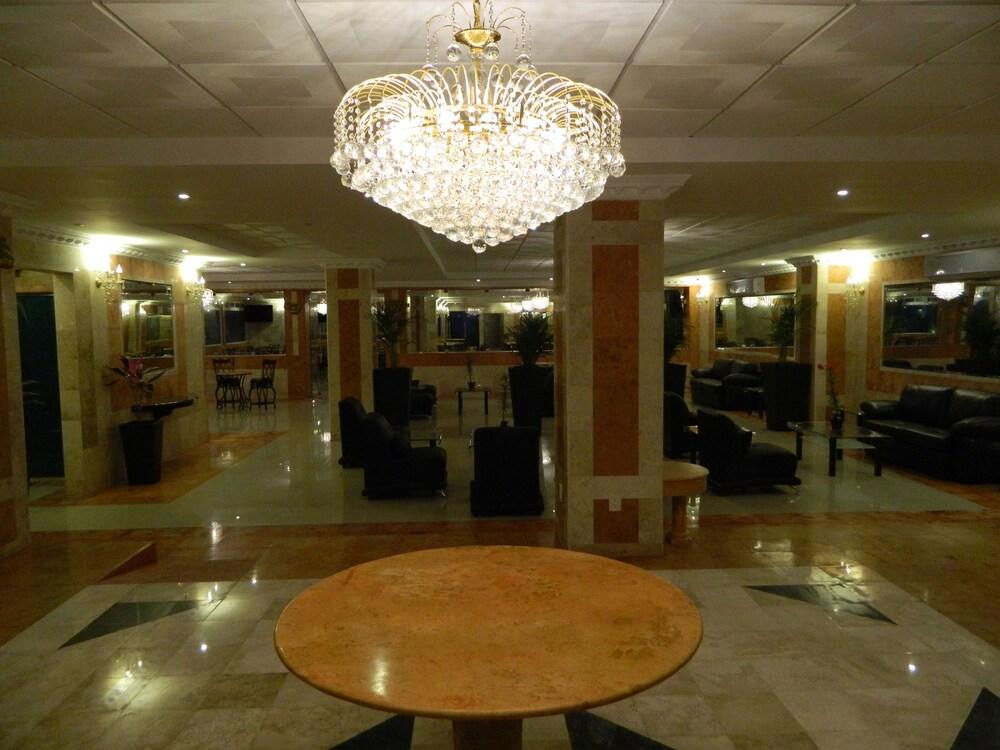 image-housing-carousel