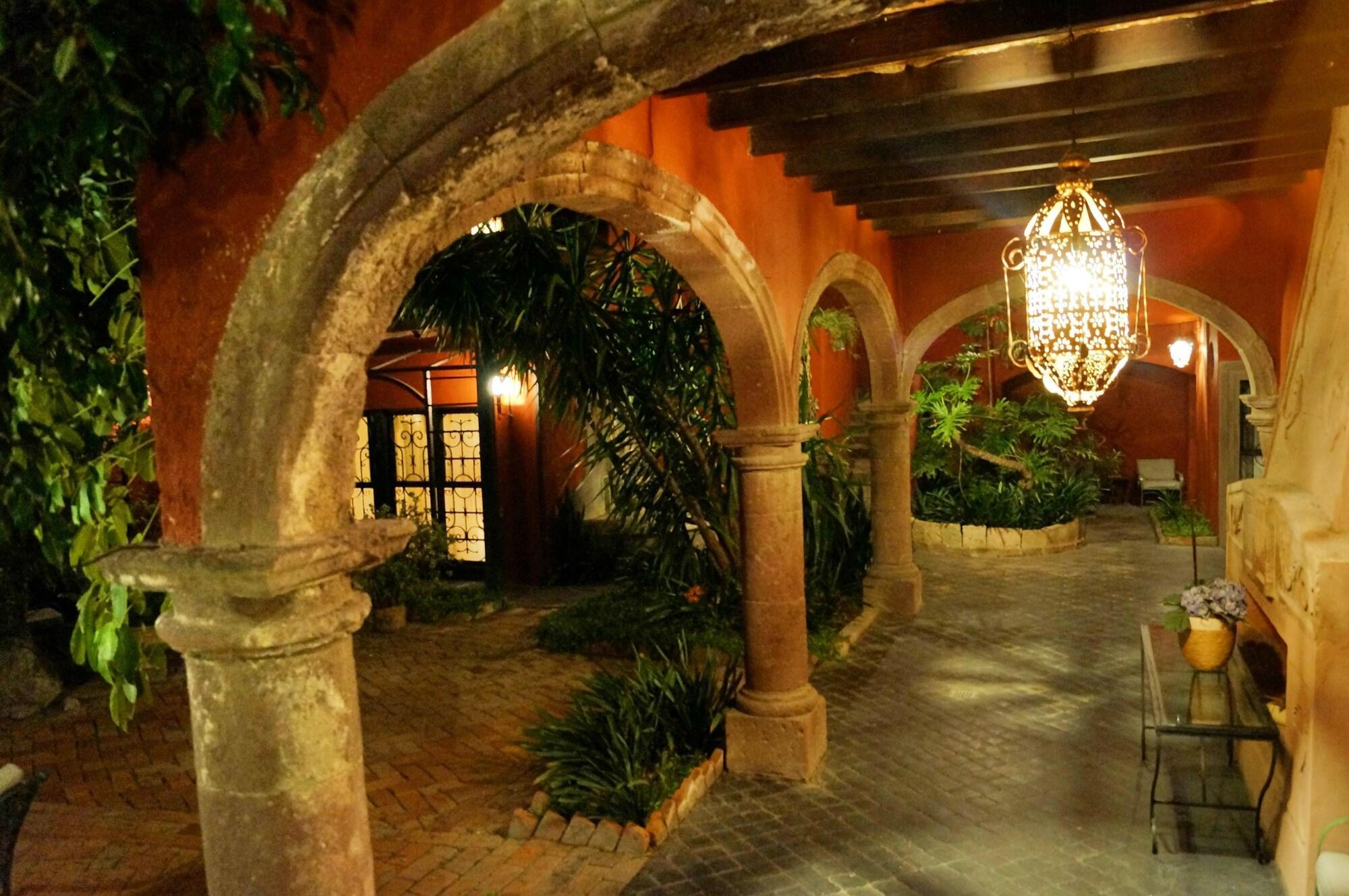 image-housing-carousel