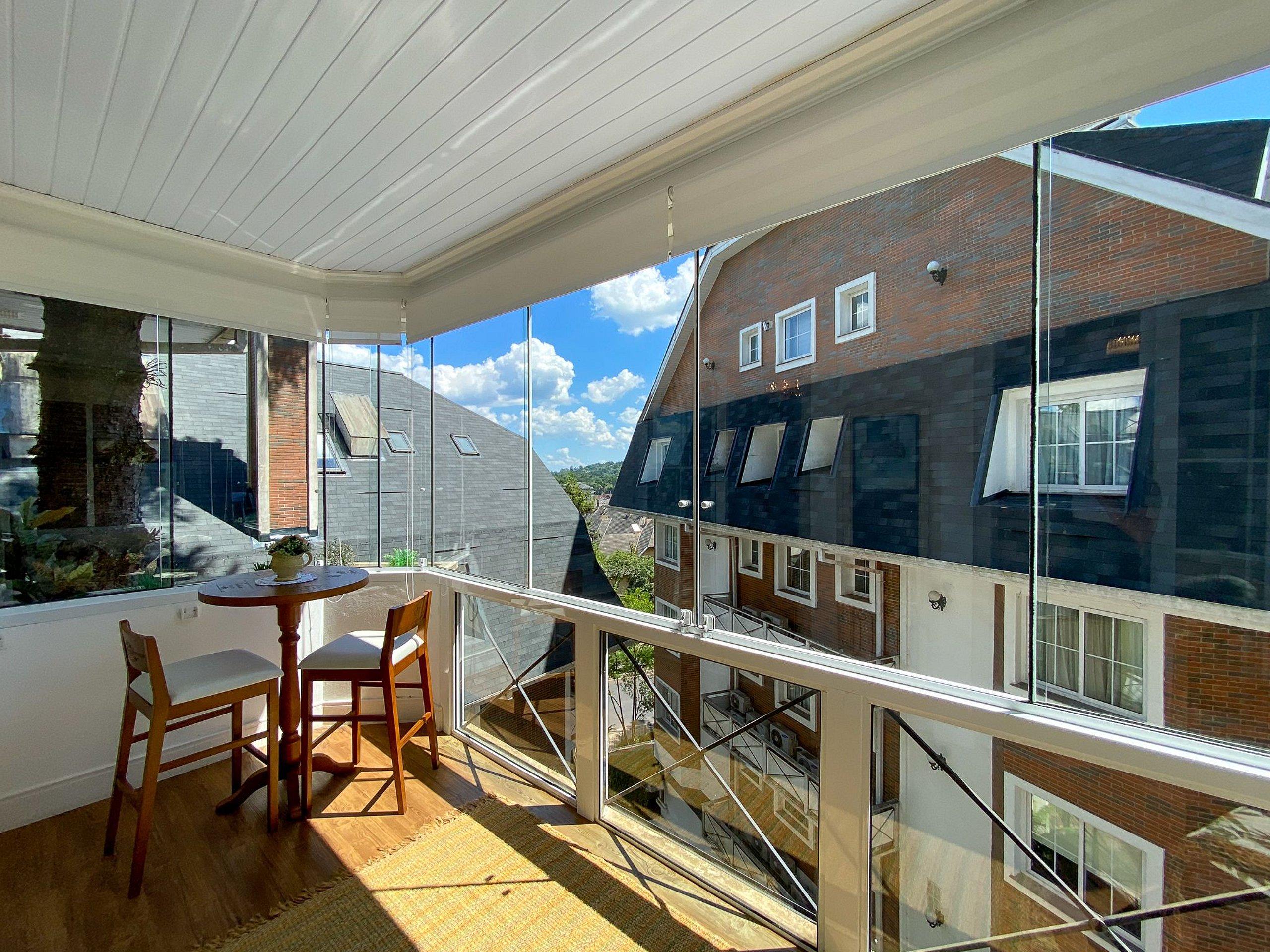 image-housing-carousel