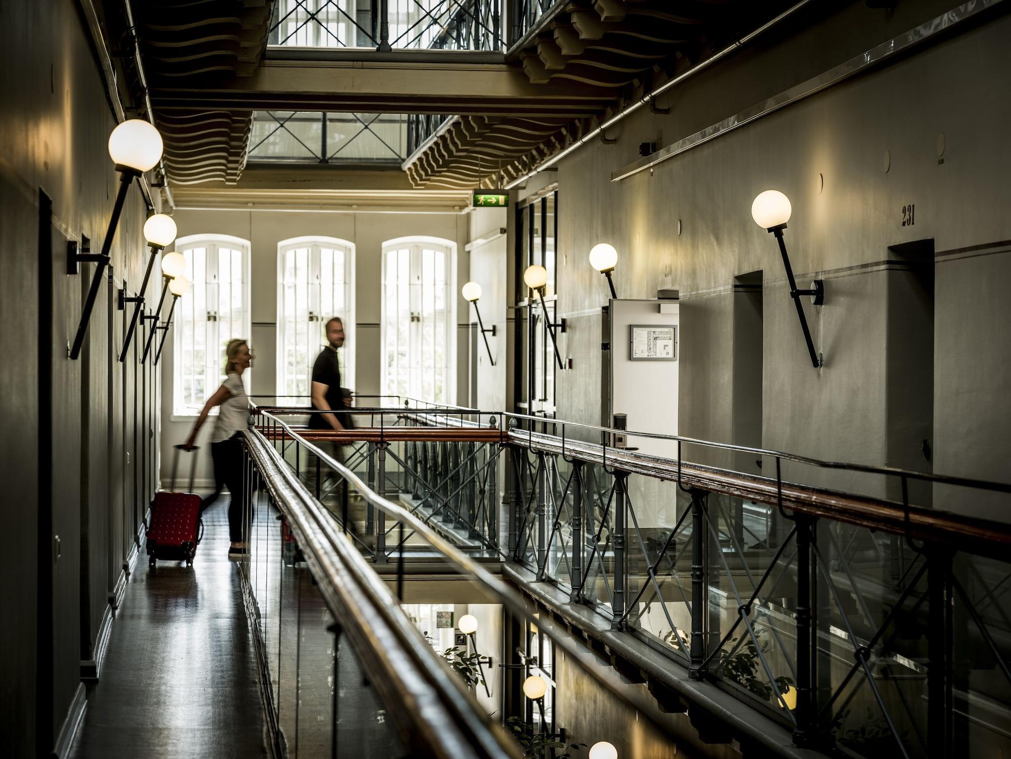image-housing-carousel