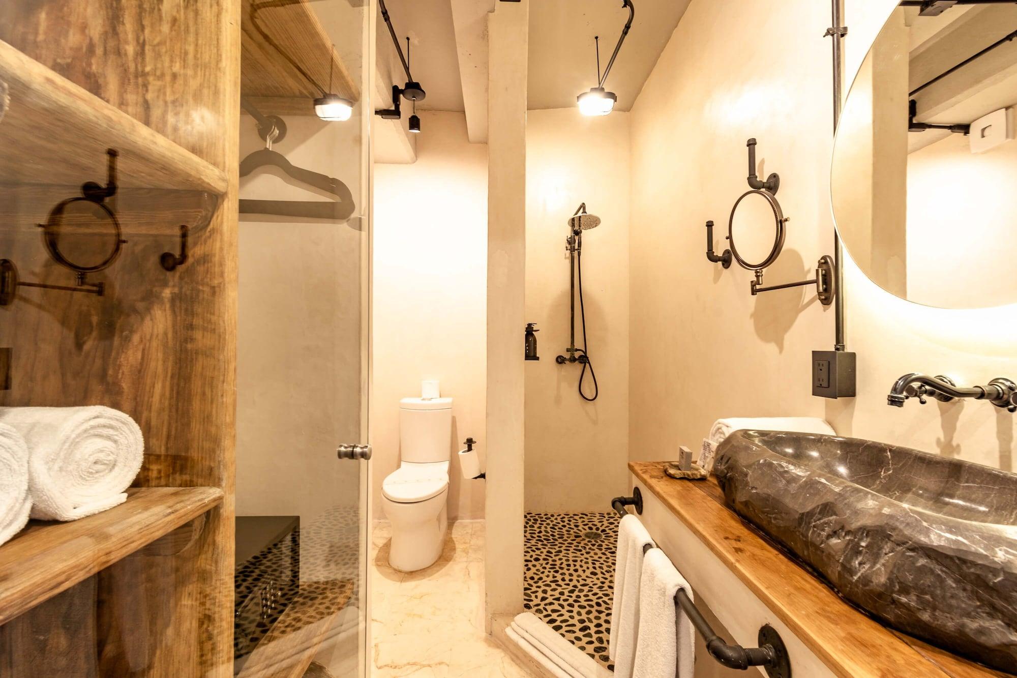Deluxe Queen Room with Balcony