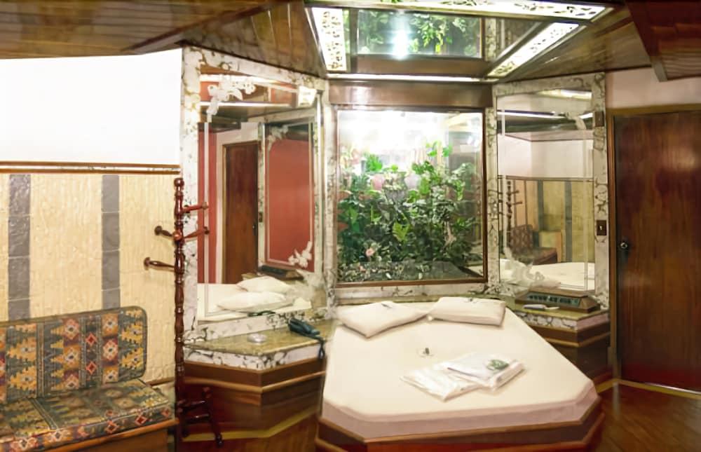image-housing-carousel