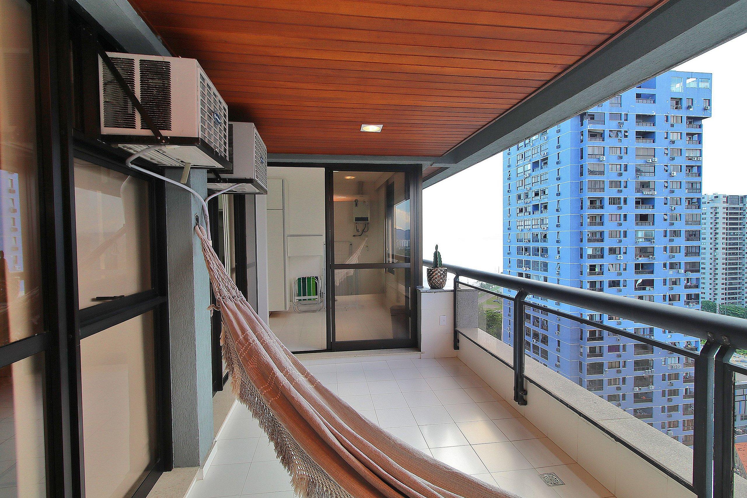 image-housing-carousel