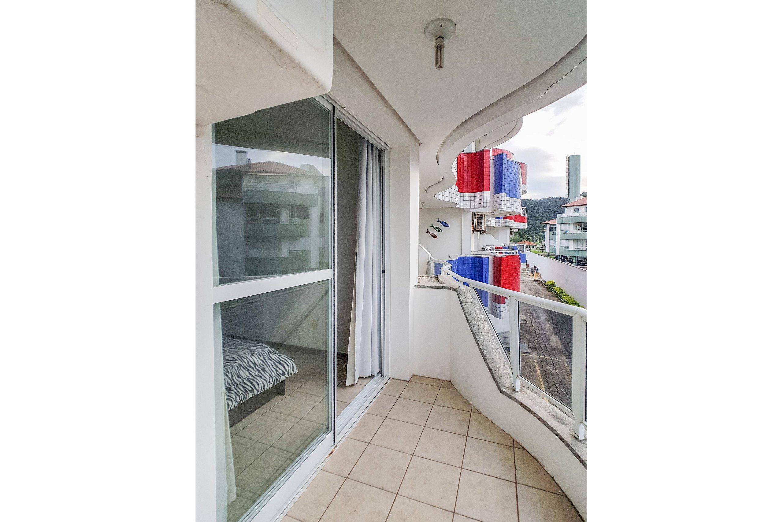 image-housing-carousel
