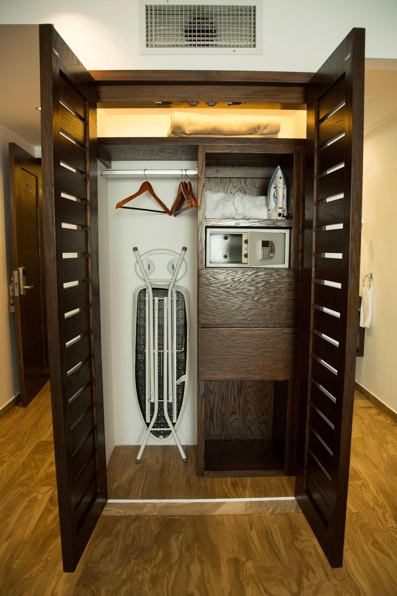Executive suite with bathtub