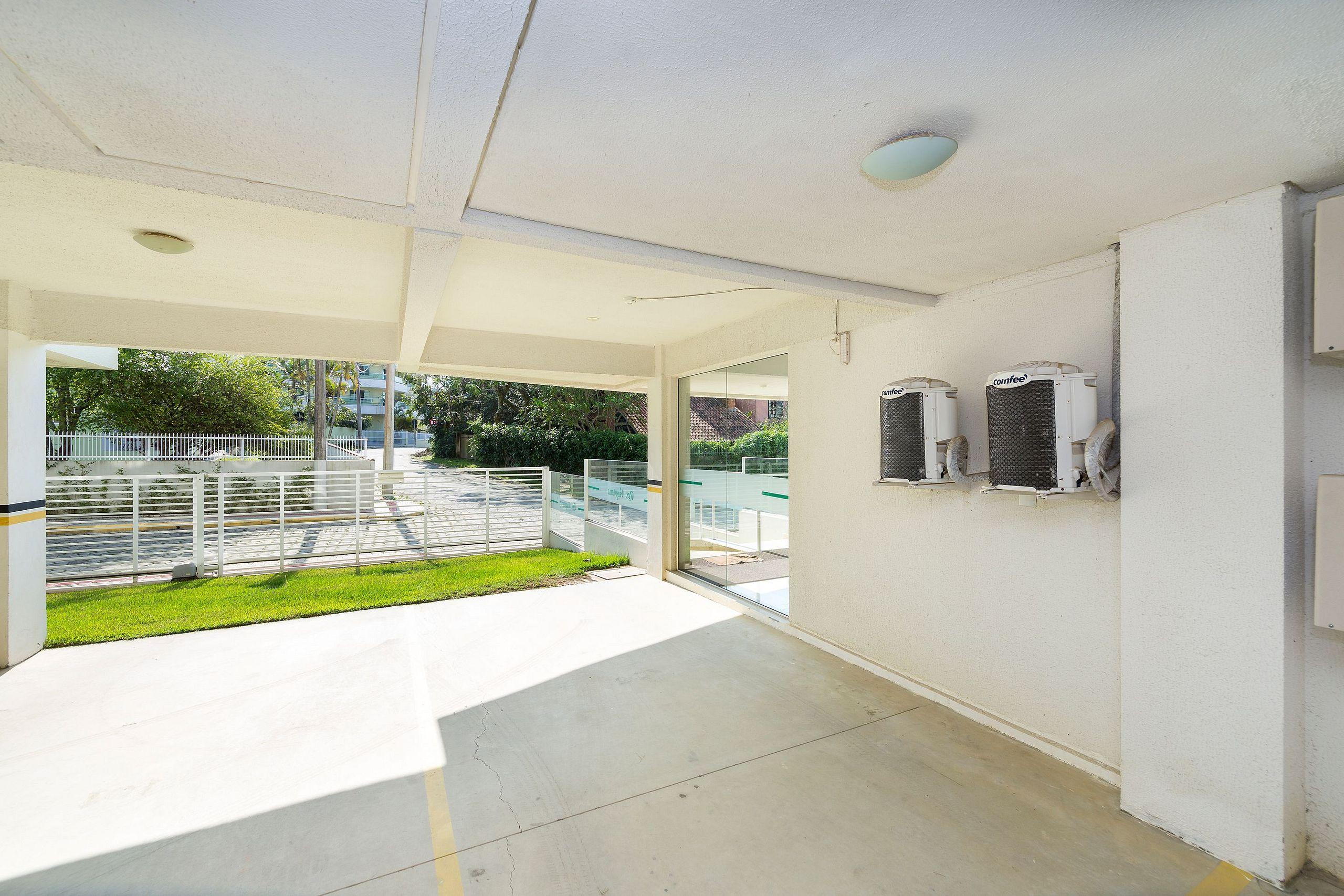 image-housing-carousel