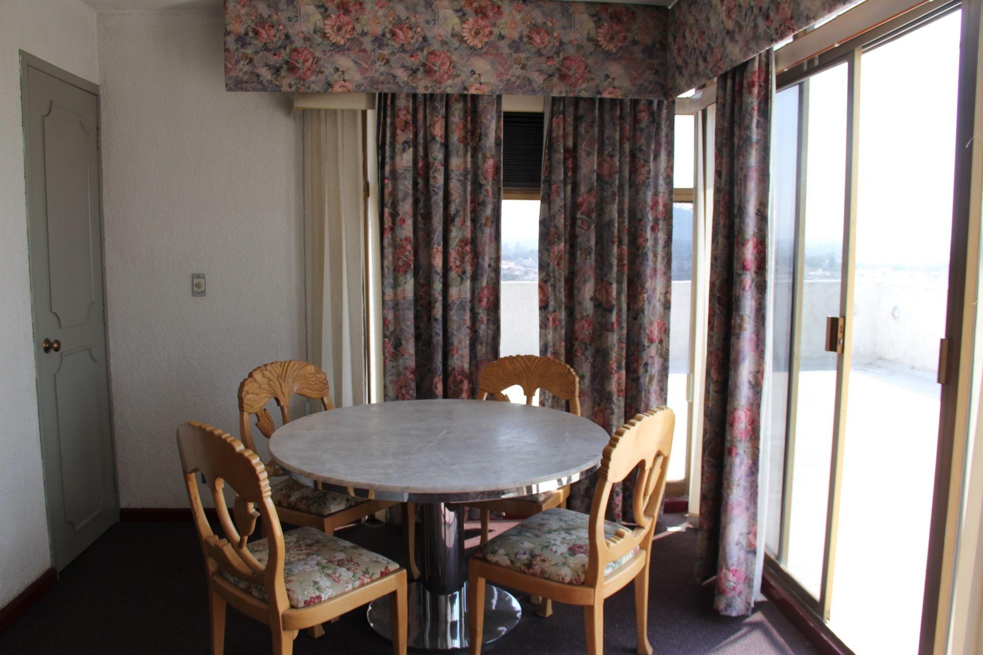image-housing-carousel