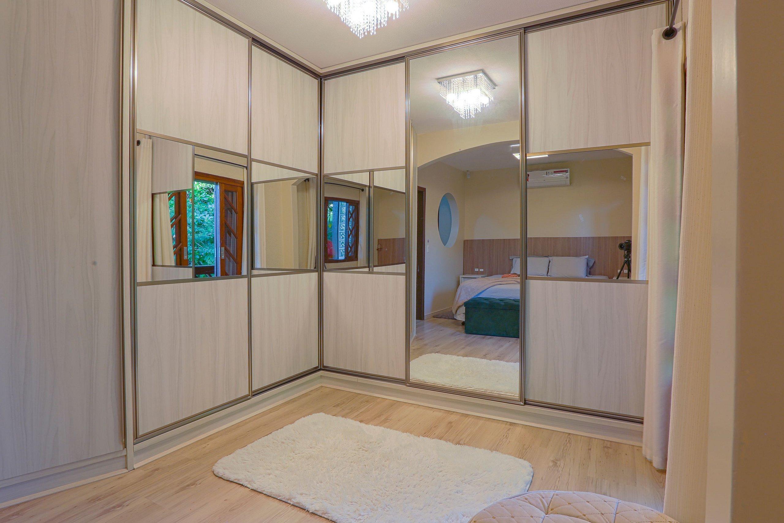 image-housing-carousel